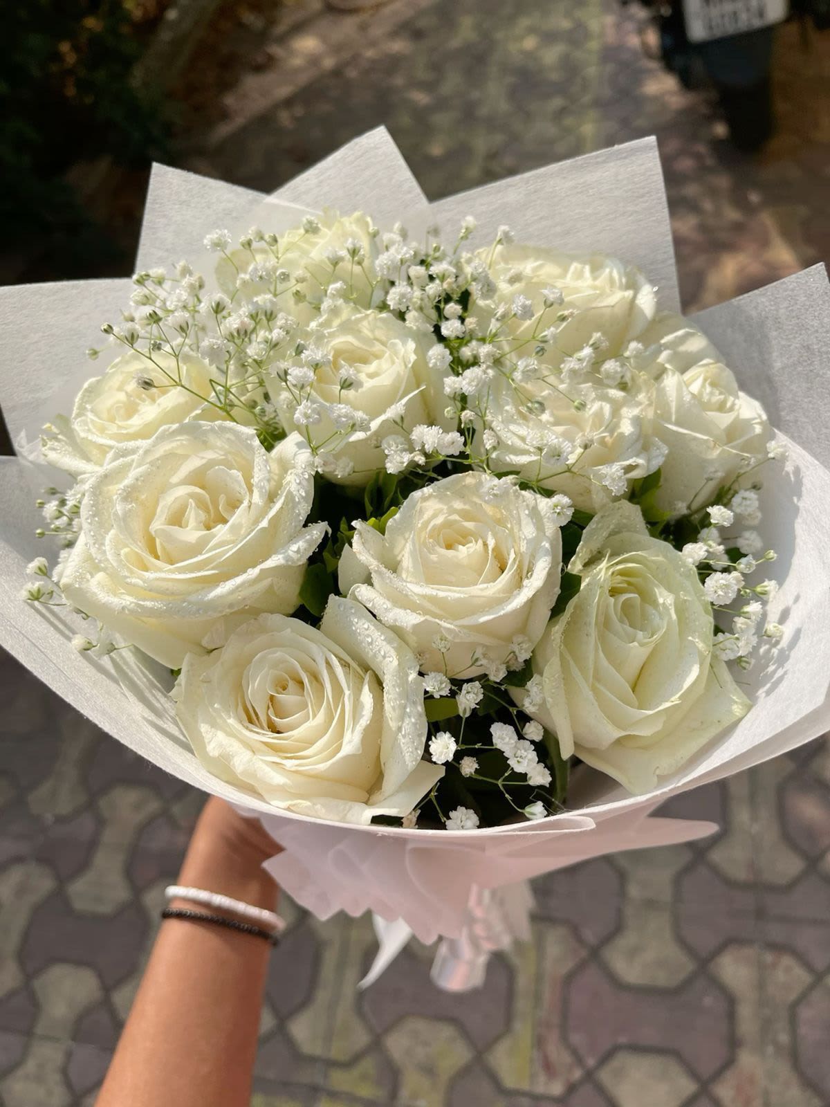 Elegant dozen white roses bouquet  - A classic bouquet of 12 fresh roses, beautifully arranged to express love and appreciation this Valentine’s Day. The perfect gift to make someone feel truly special. 