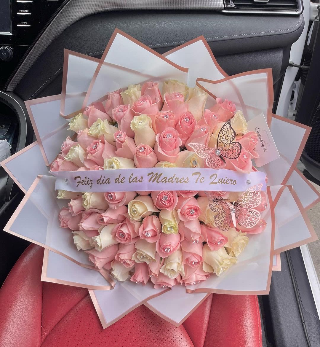 Sweet love for mom  (100 roses  ) - Let’s celebrate this special day by honoring mom with this majestic bouquet of 100 roses in pink and white. Each rose, arranged harmoniously, is wrapped in elegant paper and adorned with a customizable ribbon carrying a personal message. This becomes a symbol of elegance, love, and a unique keepsake for the queen of our home.