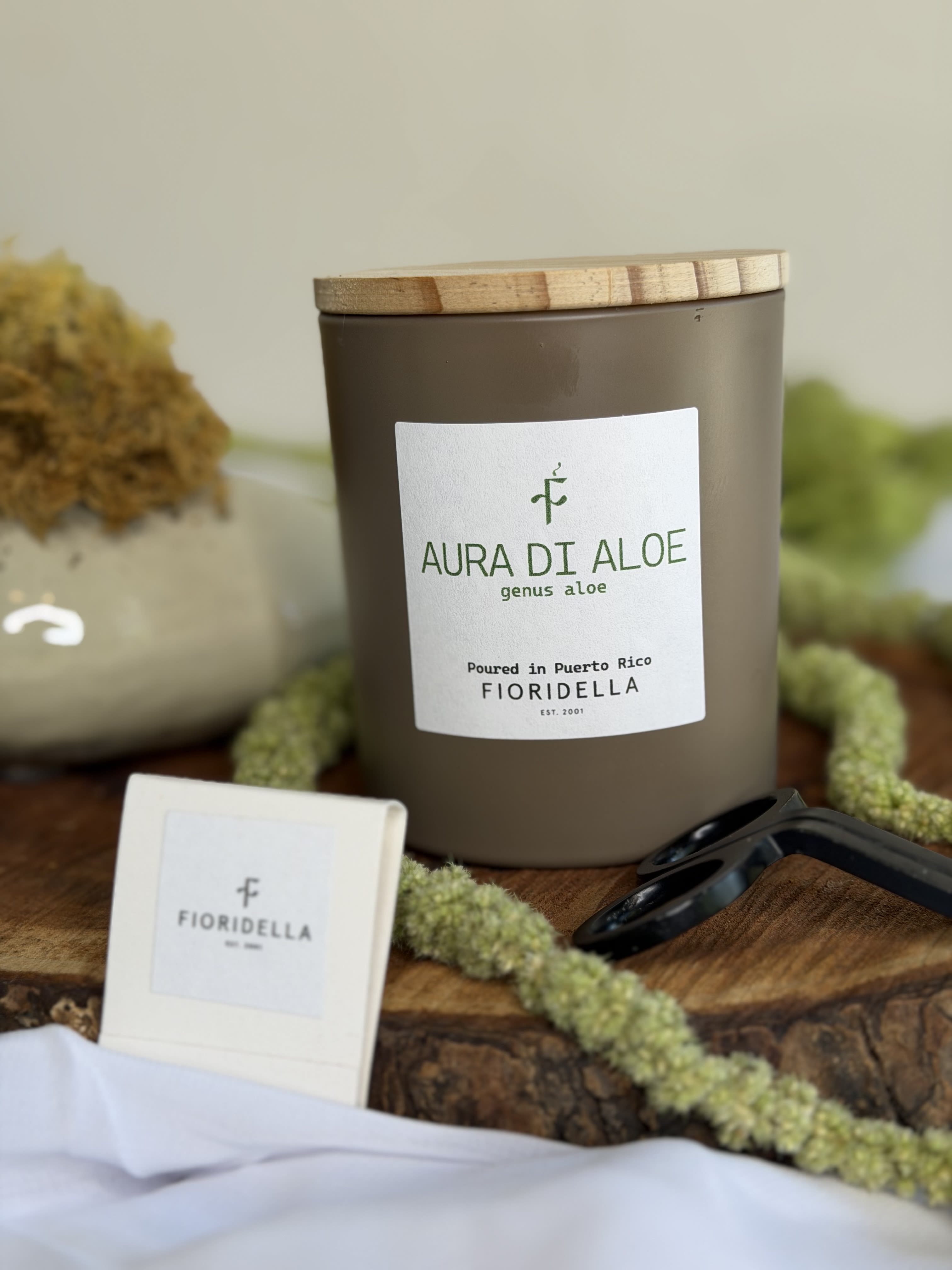 Aura di Aloe Candle - From Fioridella's to you, our candles are made with love and are handcrafted in Puerto Rico, this makes each candle a unique and special product. 