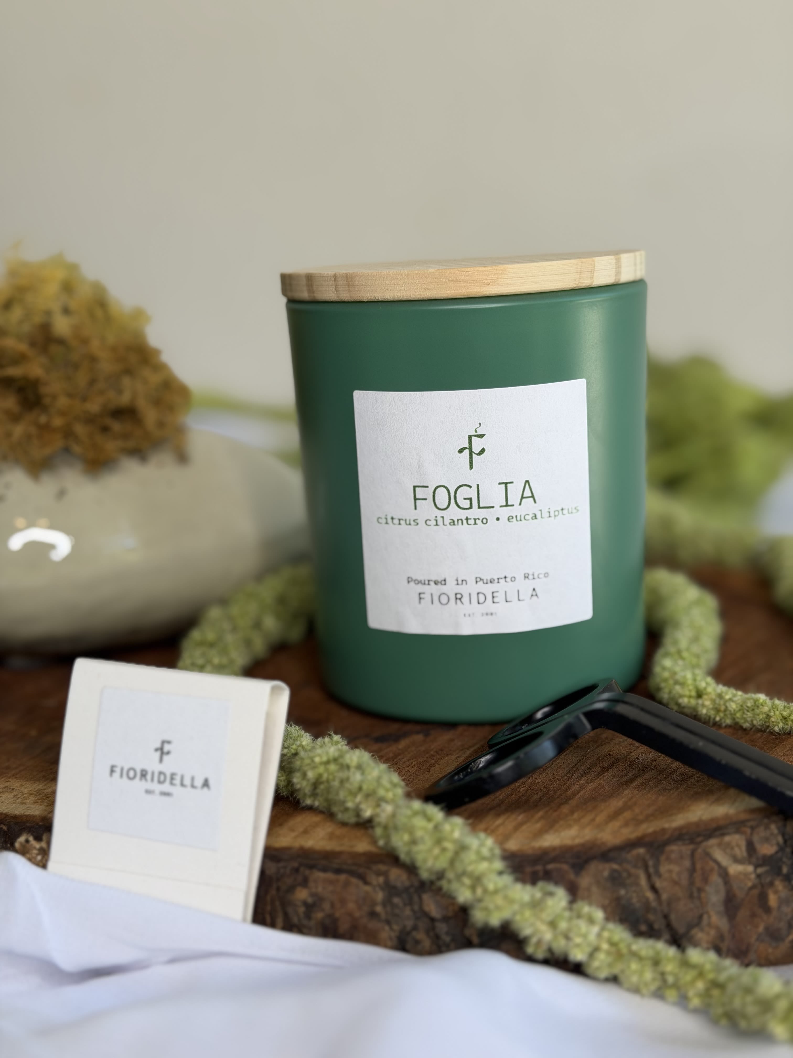 Foglia Candle - From Fioridella's to you, our candles are made with love and are handcrafted in Puerto Rico, this makes each candle a unique and special product. 