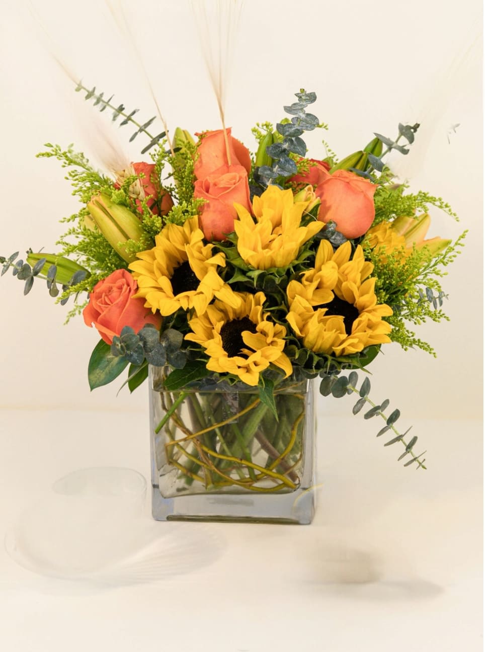 Fall lover - Favored by lovers of fall and happy orange-yellow bursts of color alike, this delectable set of petals will bring smiles along with memories and anticipations of all things autumn: changing leaves, sweaters, warm drinks, sweet sunsets and cozy, chilly nights together under blankets and stars. 