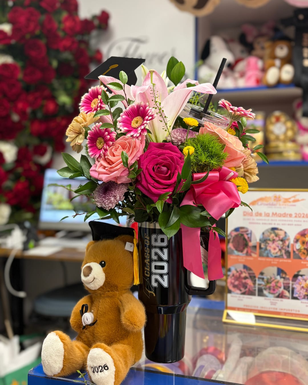 Arreglo con flores mixtas y peluche para graduada - Arreglo con flores mixtas y peluche para graduada