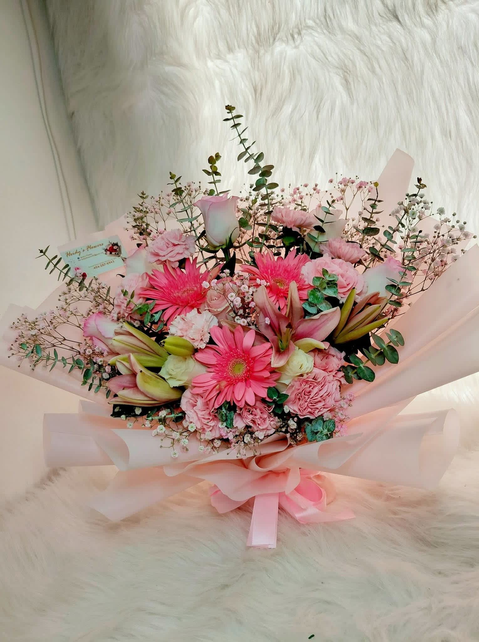  Love A mixed bouquet in pastel tones - A mixed bouquet in pastel tones—a lovely and elegant arrangement featuring on-trend designs.