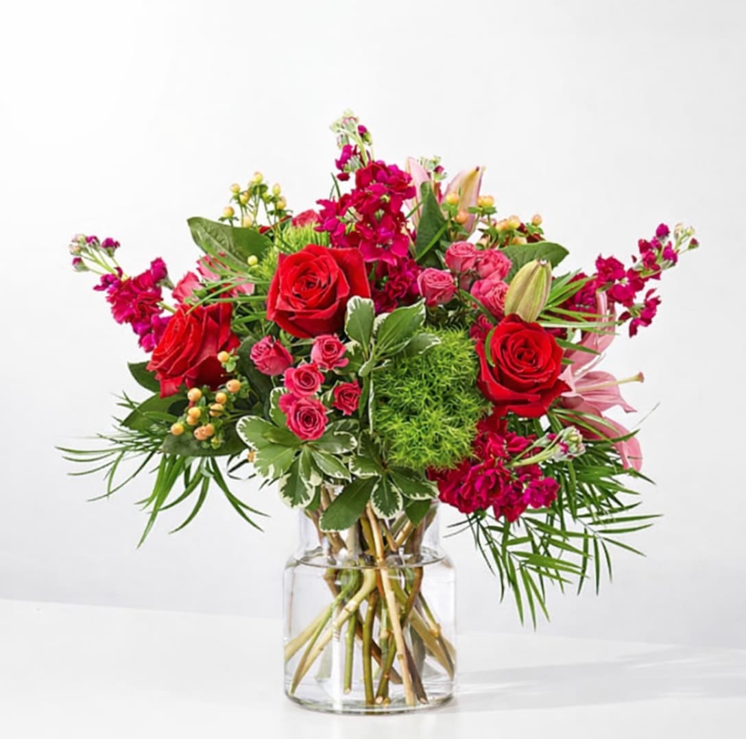 Red and pink mixed bouquet in a clear glass vase