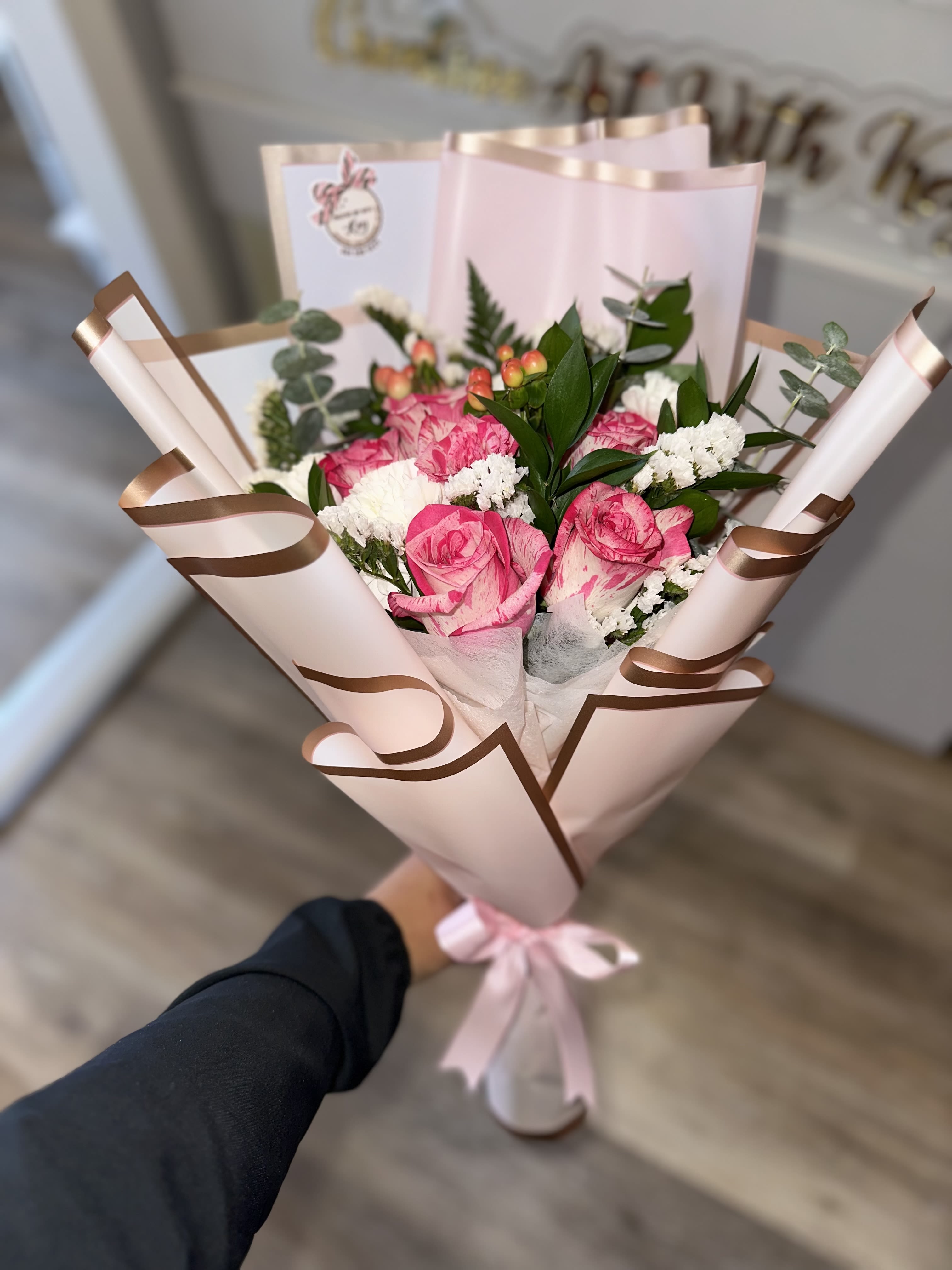 BEAUTIFUL ARRANGEMENT WITH TWO-COLOR ROSES IN ONE AND OTHER VARIETIES OF FLOWERS - BEAUTIFUL ARRANGEMENT WITH TWO-COLOR ROSES IN ONE AND OTHER VARIETIES OF FLOWERS