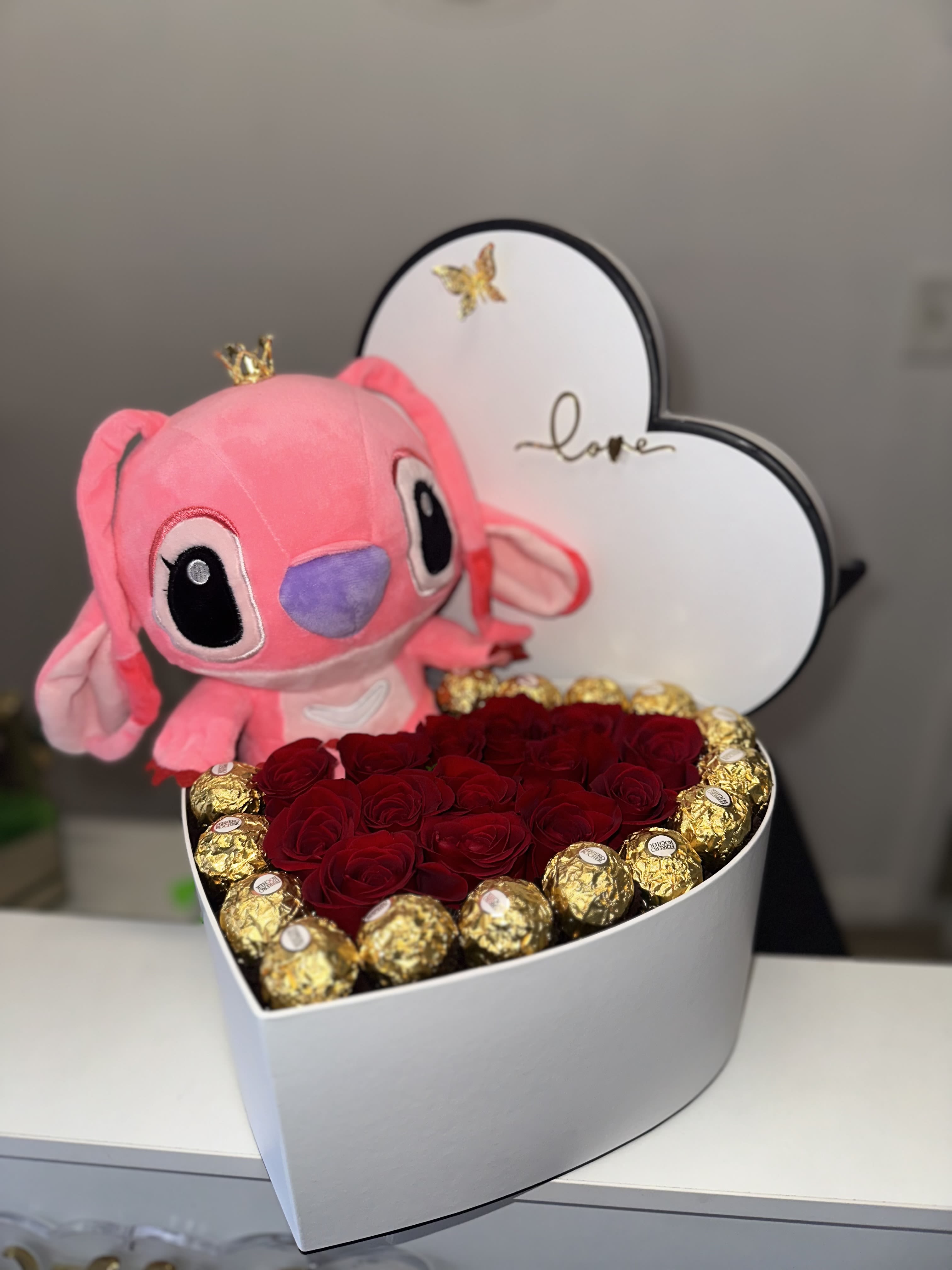 Beautiful heart-shaped box with natural roses, and a love topper. - Beautiful heart-shaped box with natural roses, and a love topper.