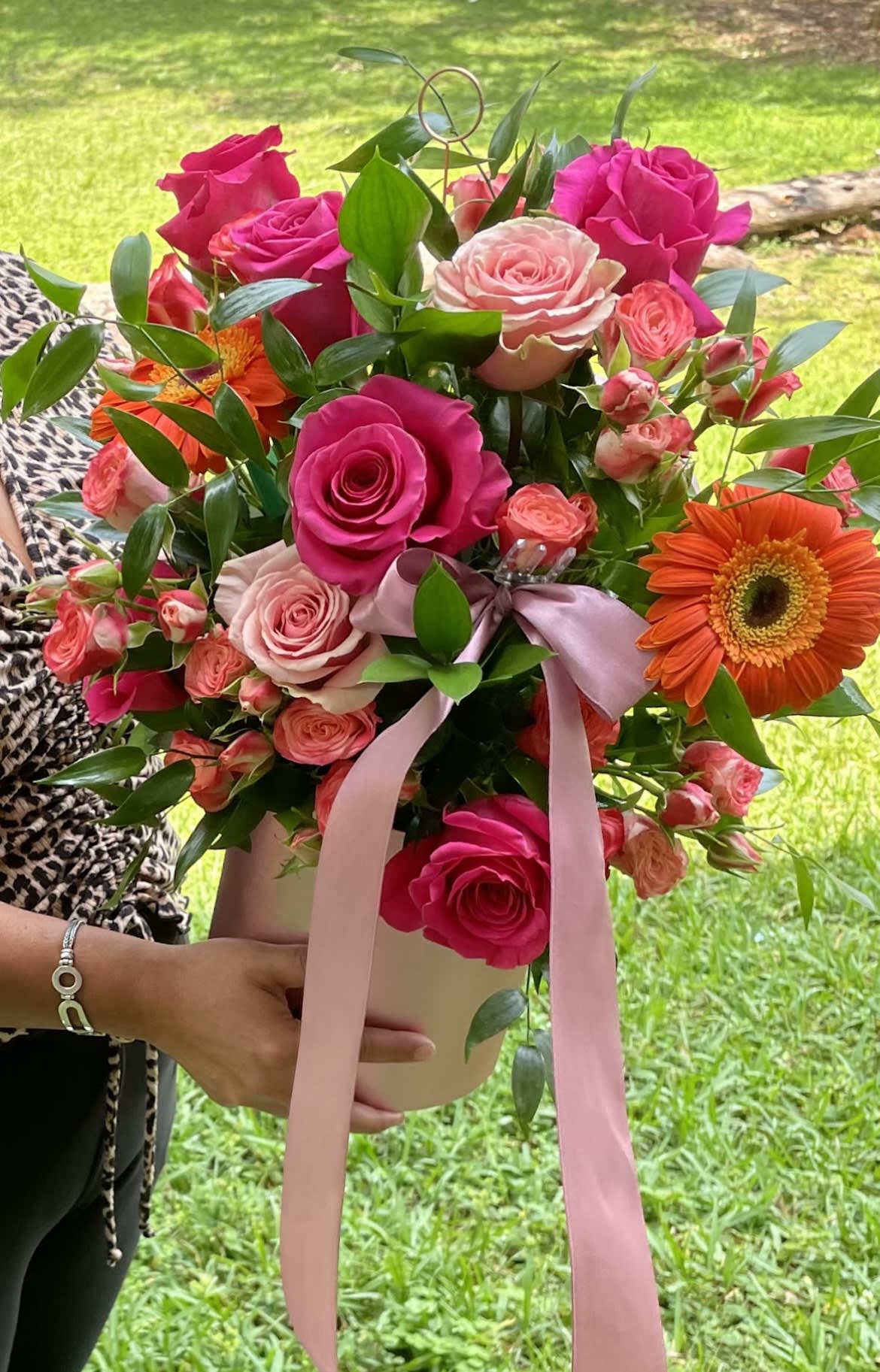 Oh la la  - Hermoso arreglo floral un verdadero jardín colorido para ti . El color dela caja puede variar