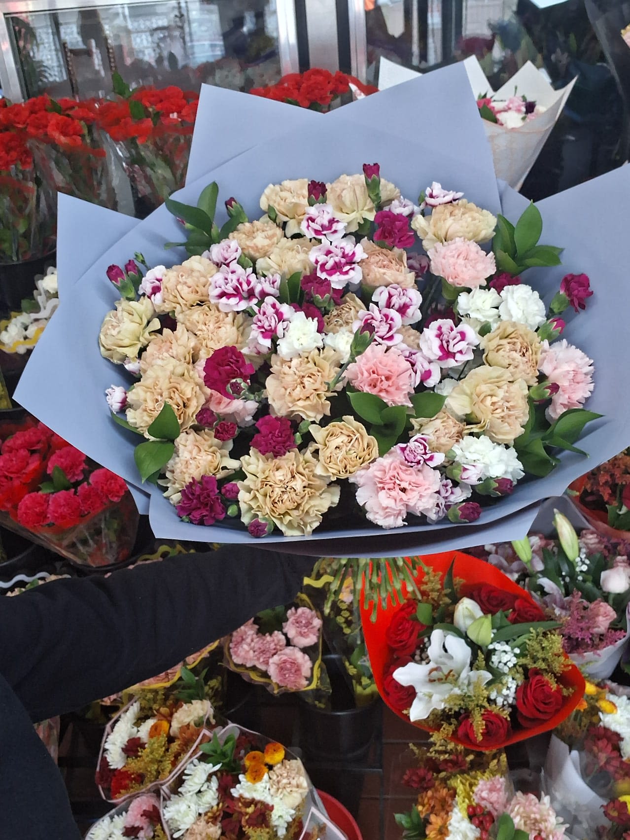 MOM'S DAY JUMBO CARNATION BOUQUET - .