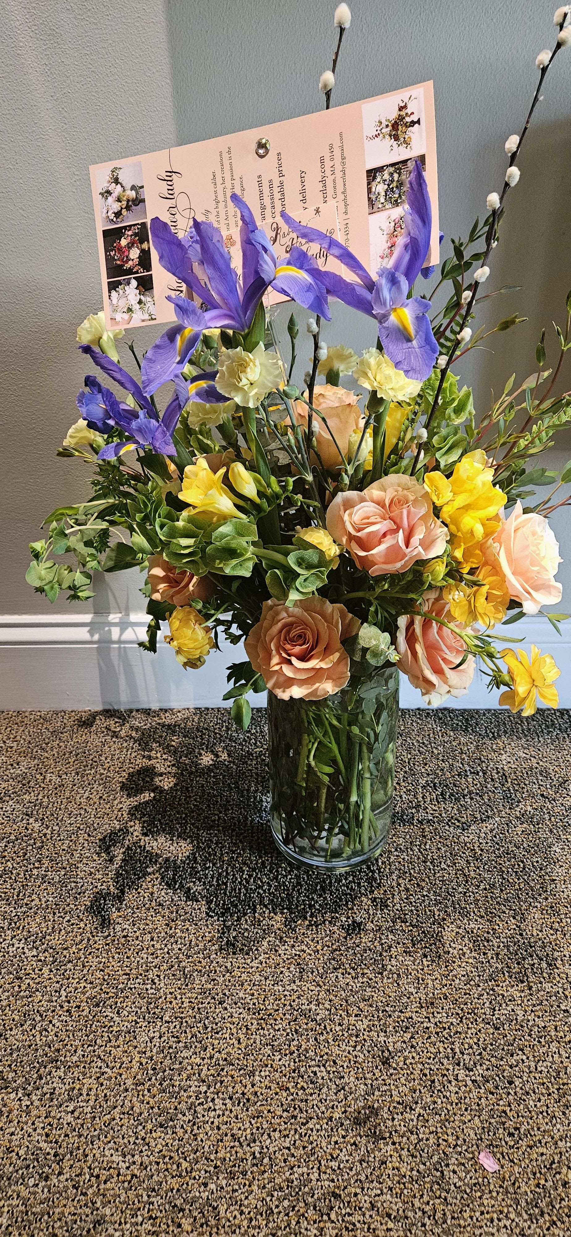 un mois de fleurs - Send your love one a whole month of flowers! I curate different designs and delivery a weekly arrangement!