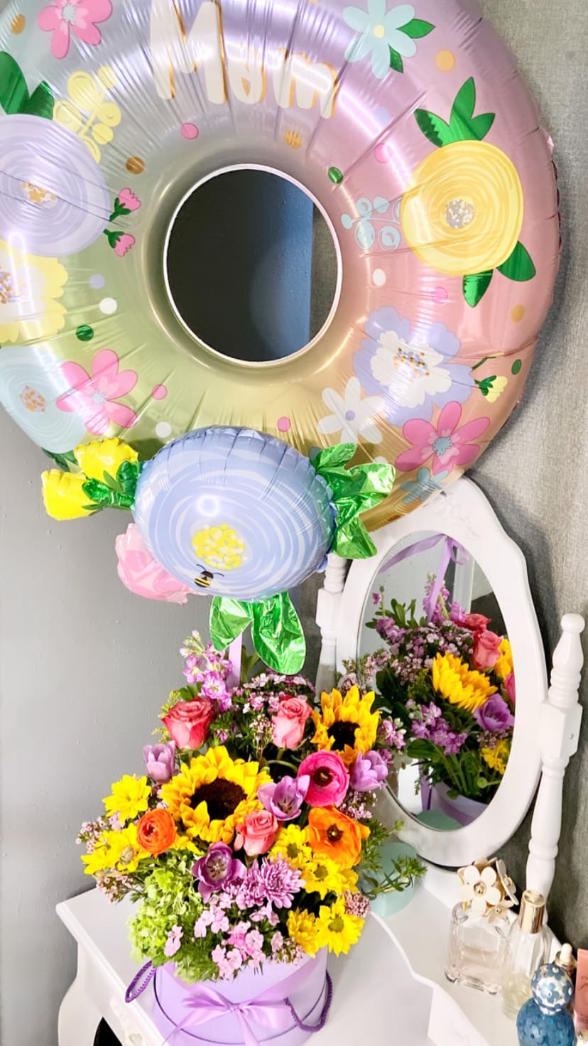 COMBO Mother's Day  - This is just stunning combo!! Your mom will love these beautiful boxed spring floral arrangement and a 30 in balloon that it says “ love you mom” This is just a WOW!! 