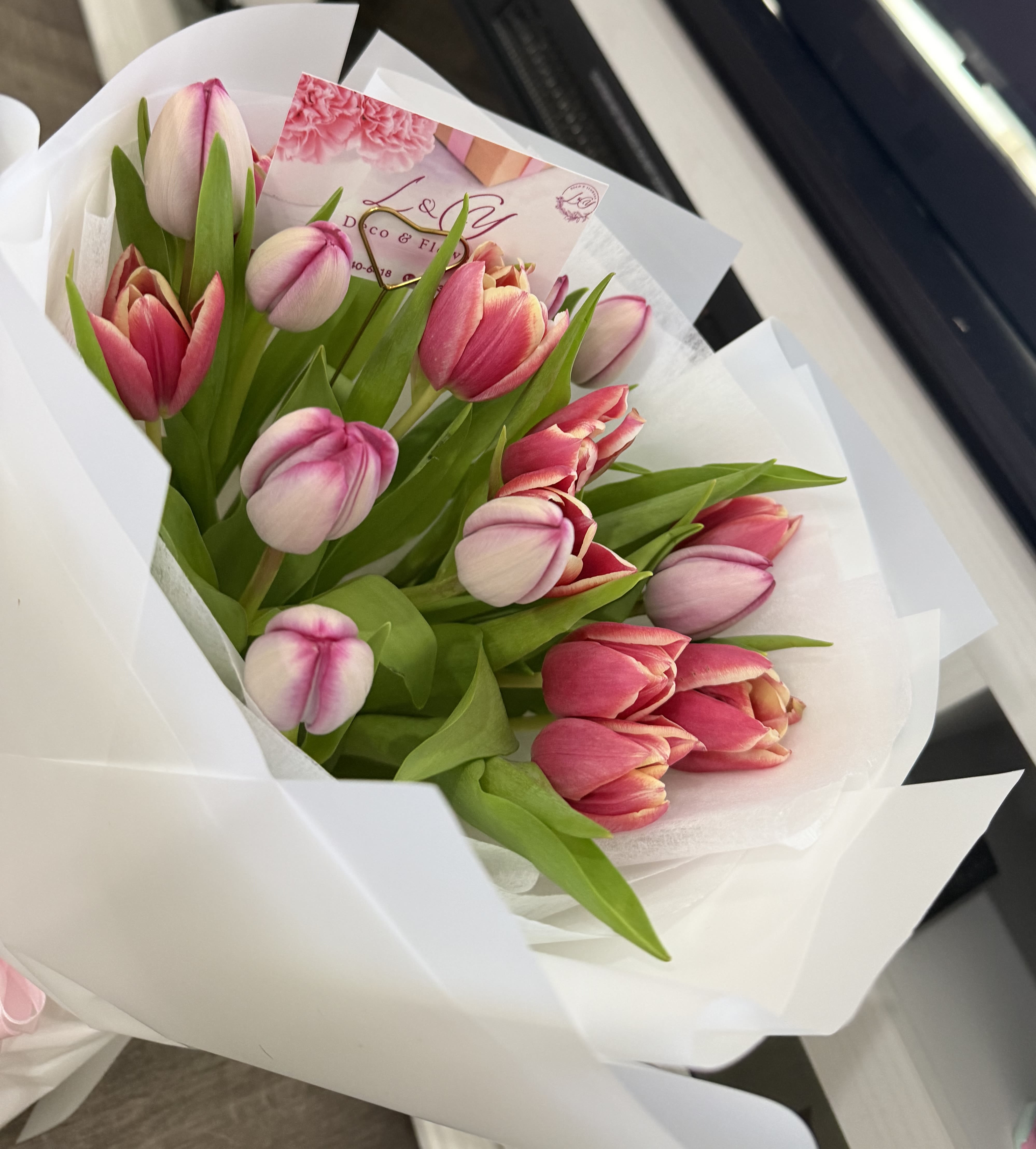Sweet Bloom Tulips  - Arreglo de 20 tulipanes frescos en tonos suaves , elegantes y delicados. Perfecto para sorprender  con un detalle romántico y especial.