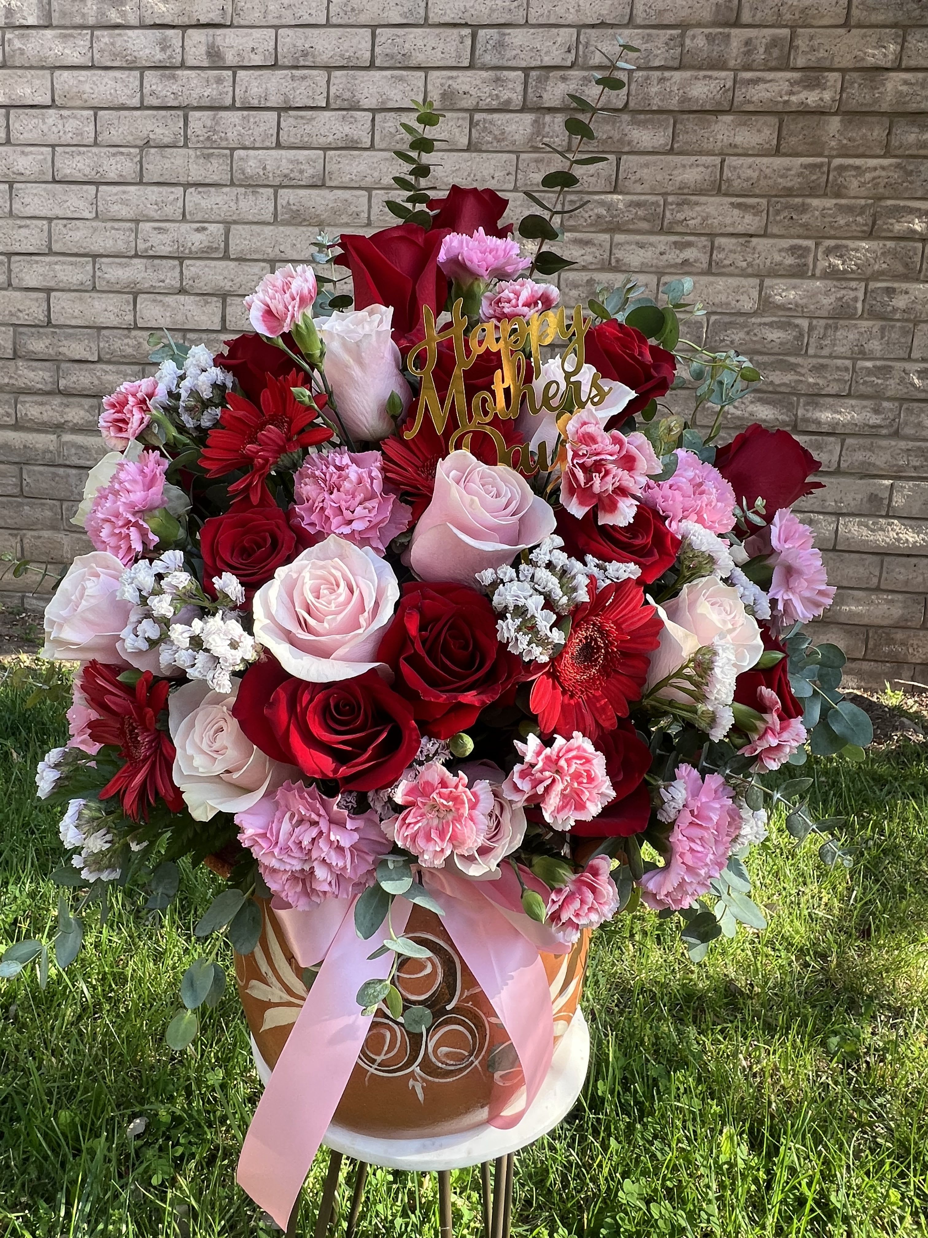 Ollita de Barro  - Flower arrangements in olla de barro artesanal (traditional clay pots) are a beautiful way to blend natural elements with handcrafted Mexican or Latin American culture. 