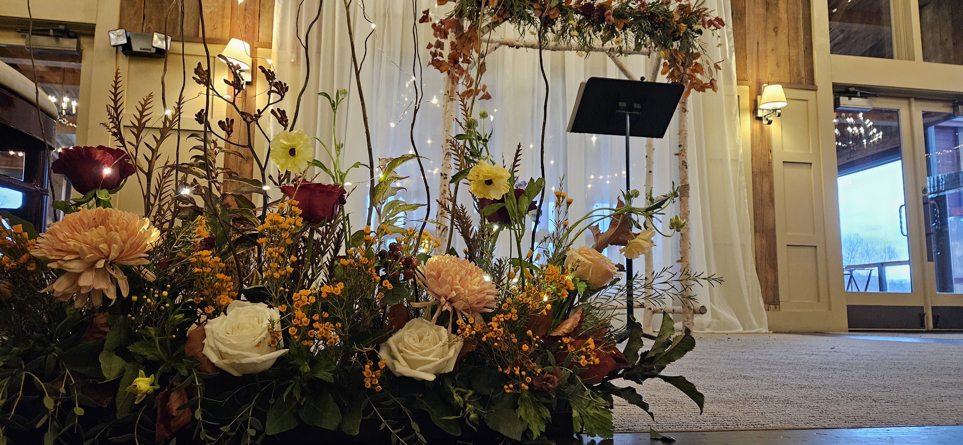 wedding arbor 4 feet and matching floor pieces2@ 3 foot - a lovely arbor topping for weddings. your choice of two pieces on arbor on top and right or all the way across with two aisle framers. this really defines the ceremony section.