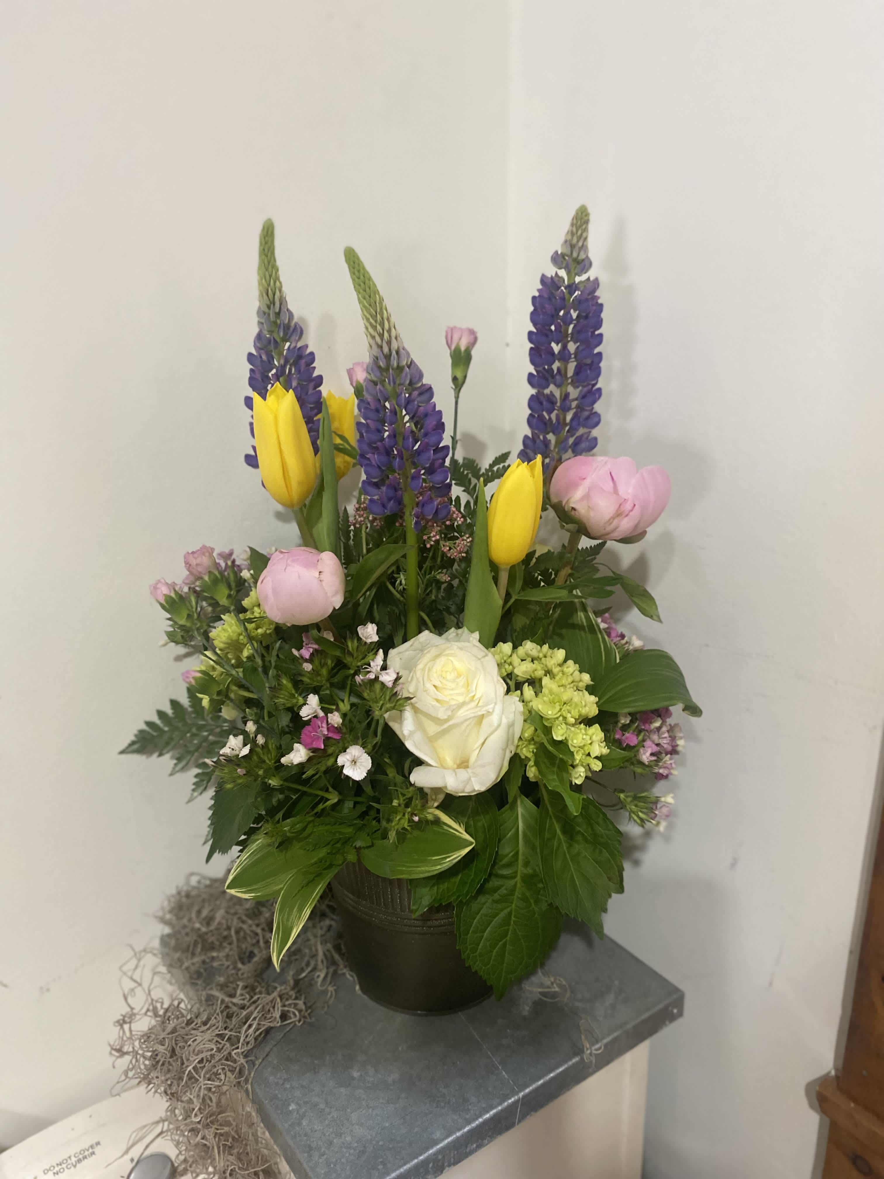 Meadow Fresh - A fresh collection of seasonal and fragrant flowers. The perfect arrangement for celebrations and just because! 
