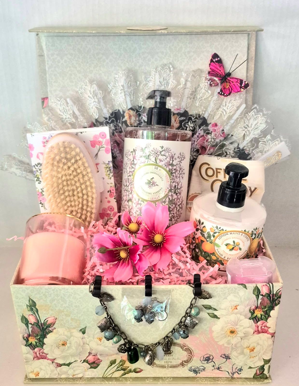 Specialty Gift Set - So thoughtful and full of surprises, the gift set is full of wonderful gifts!
