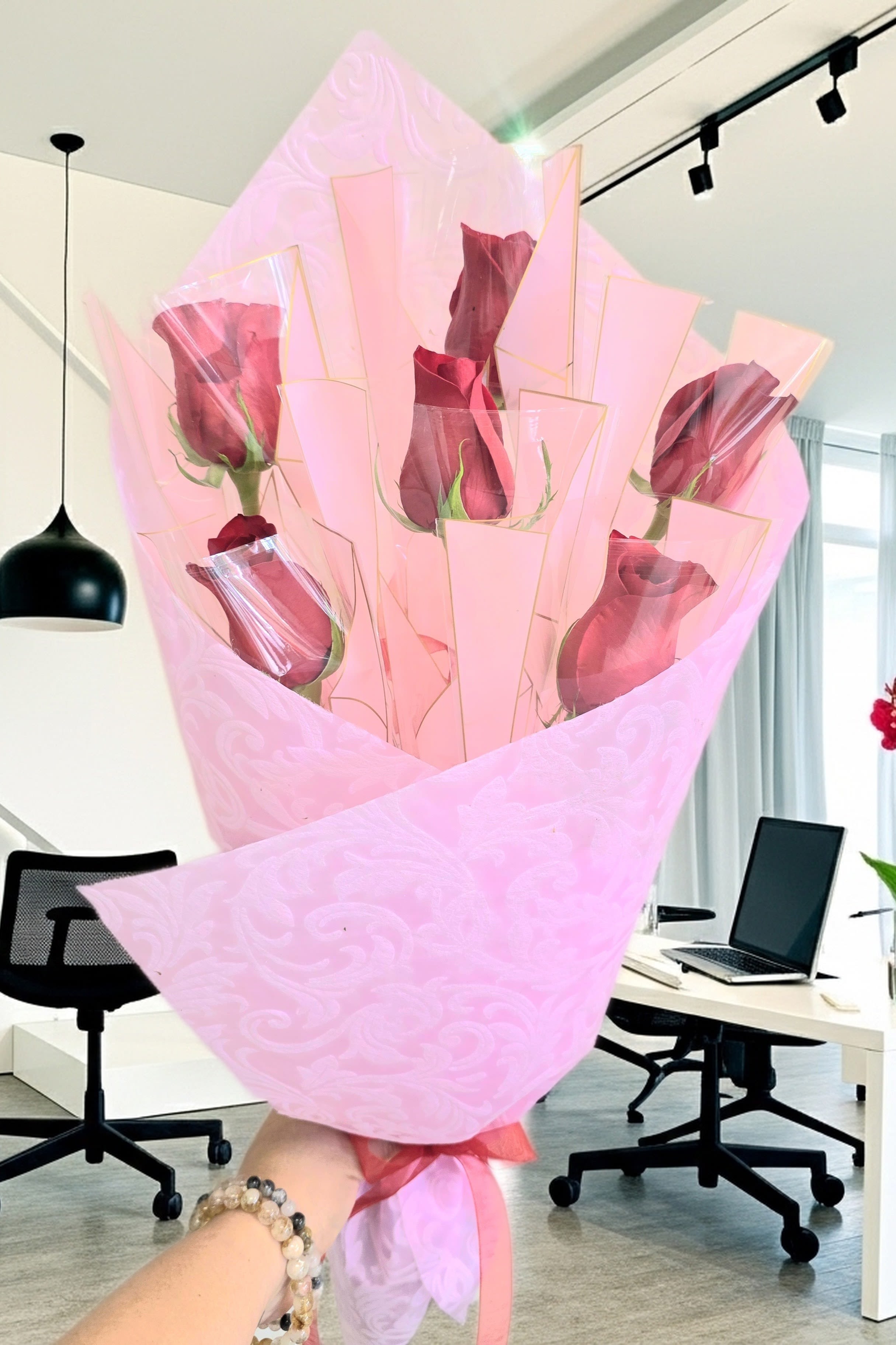 Single Stem Rose Bunch - 6, 9 or 12 single stem roses with water cubes. Perfect for a boss or relative to arriving with a gift for every mom. 