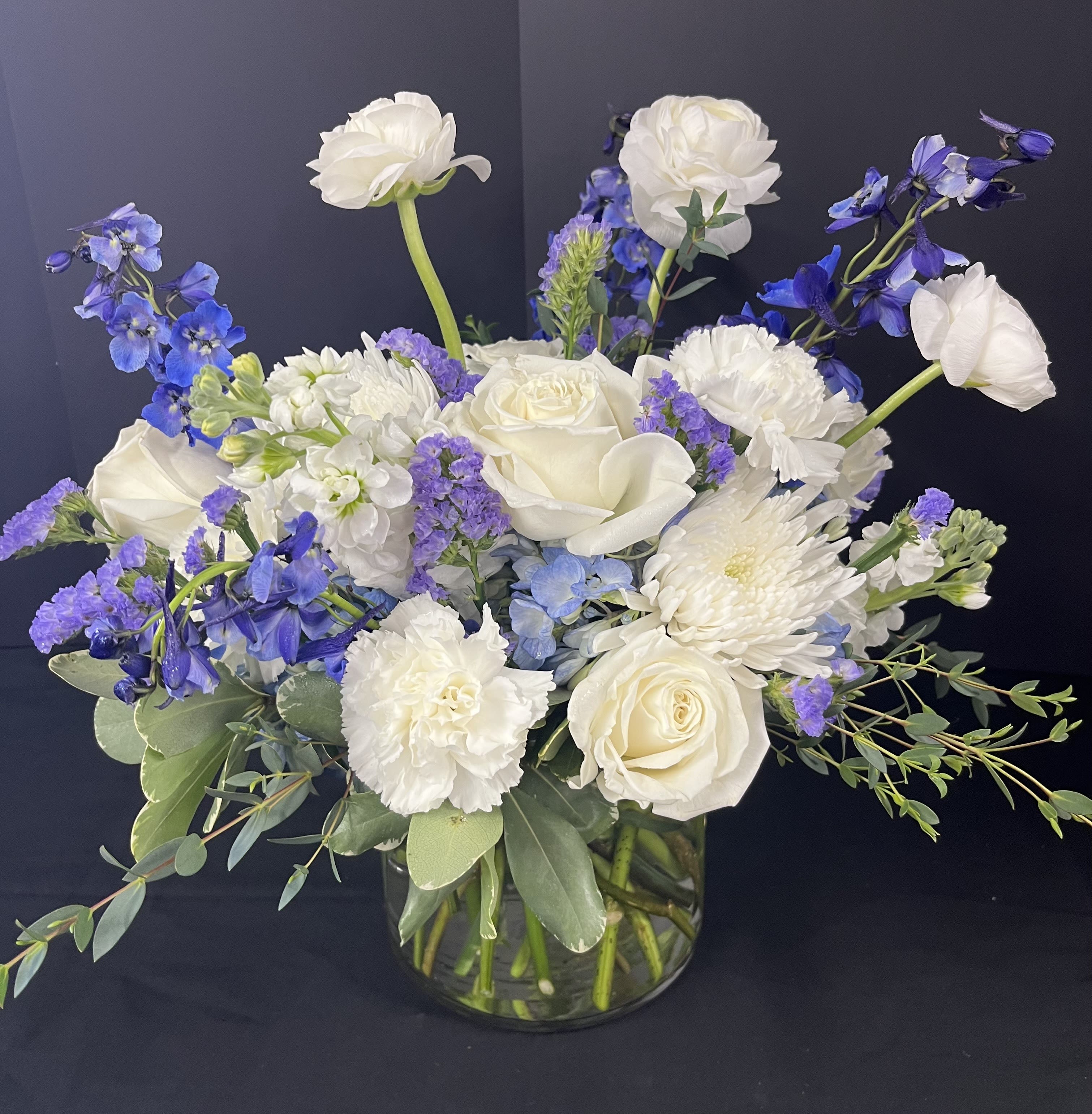 White and blue mixed bouquet in a glass vase