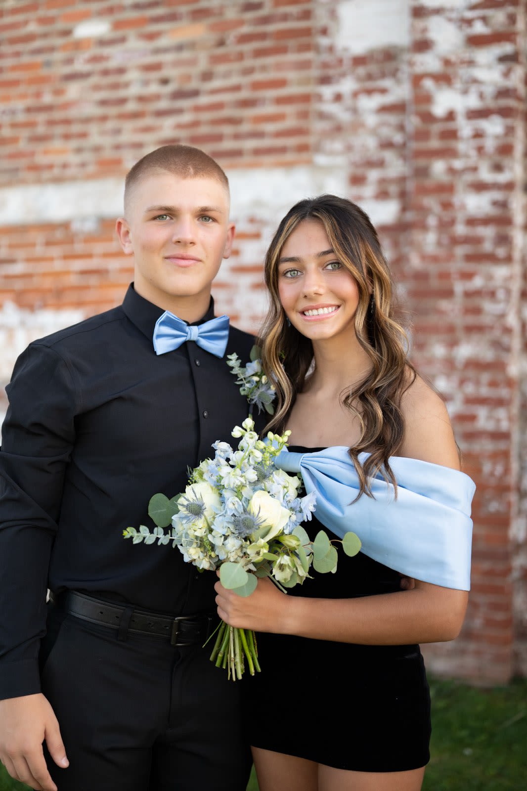 NOSEGAY Bouquet - Small but make it stunning! A fresh mix of blooms styled to match your vibe (or your date’s), bringing just the right touch of elegance and edge to your prom fit.