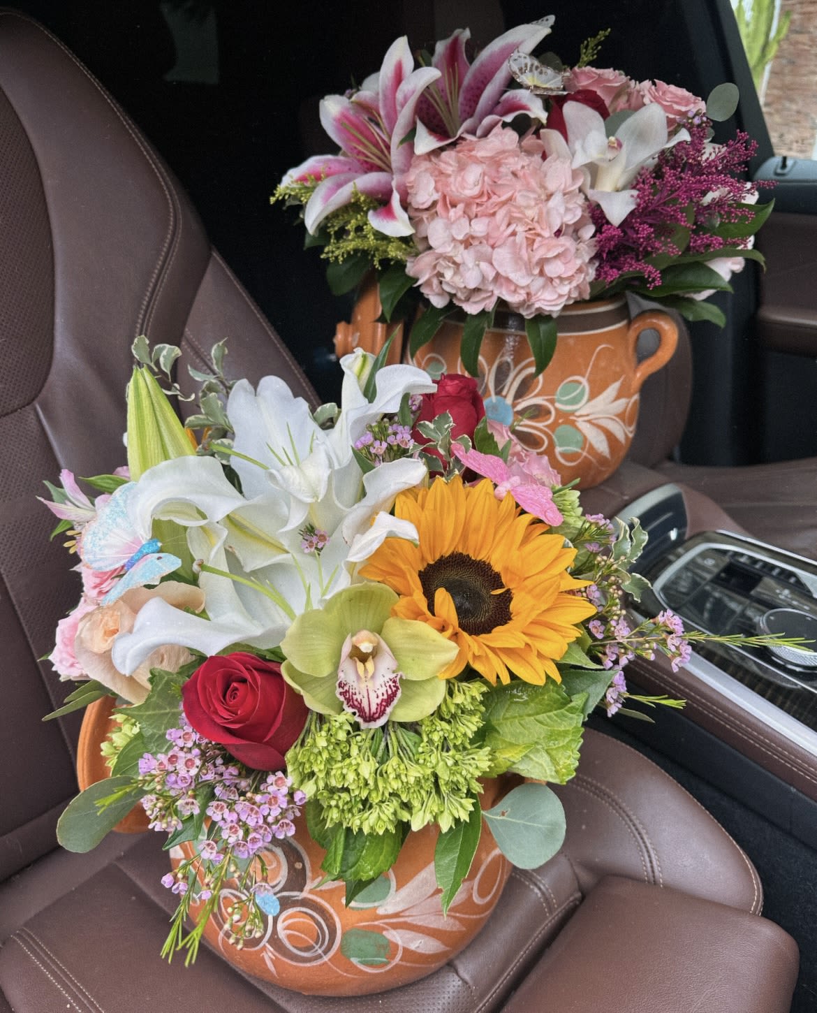 Flores De La Olla  - Sunlit and tender at once, this ‘Flores De La Olla’ flower arrangement pairs with a cheerful mix of florals. Designer will pick out a fresh selection of florals made in a Frijolera and will be similar to the theme of photo . This “Frijoles De La Olla” can definitely be reused.