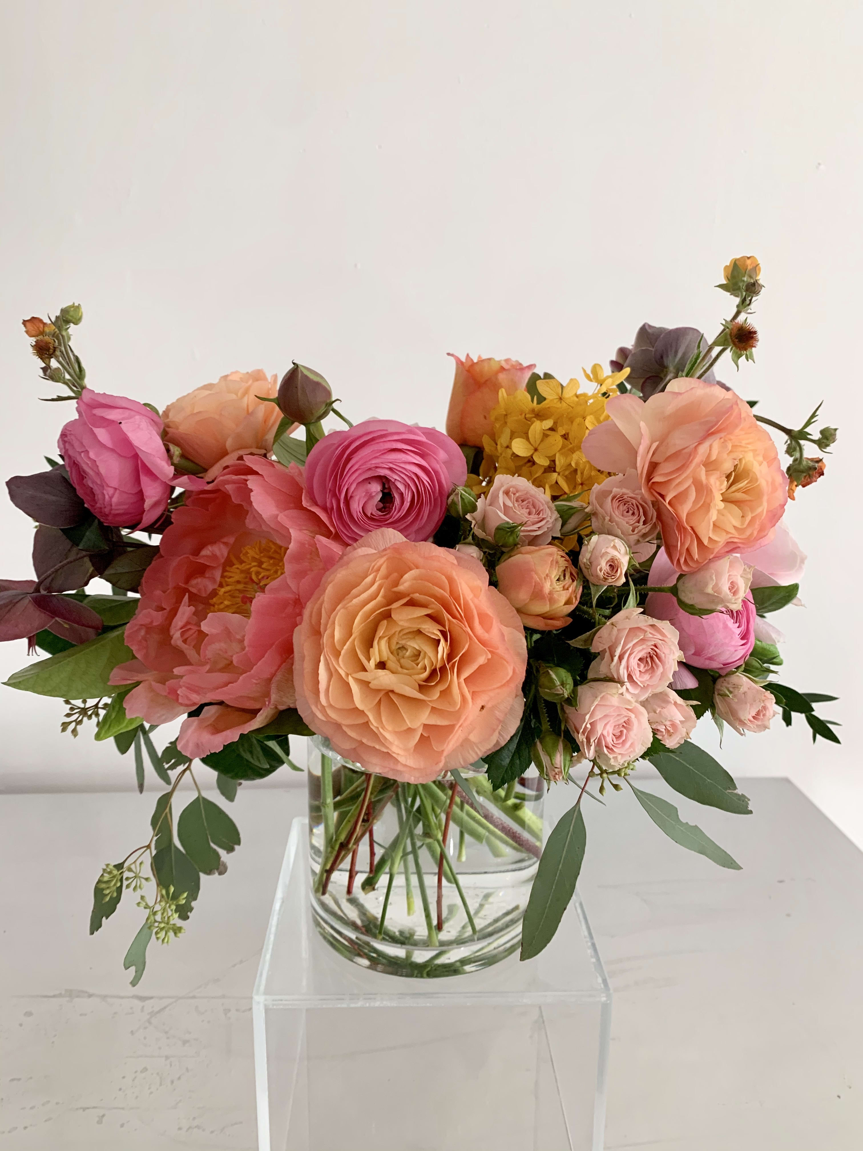 Mixed pink and peach bouquet in a clear glass vase