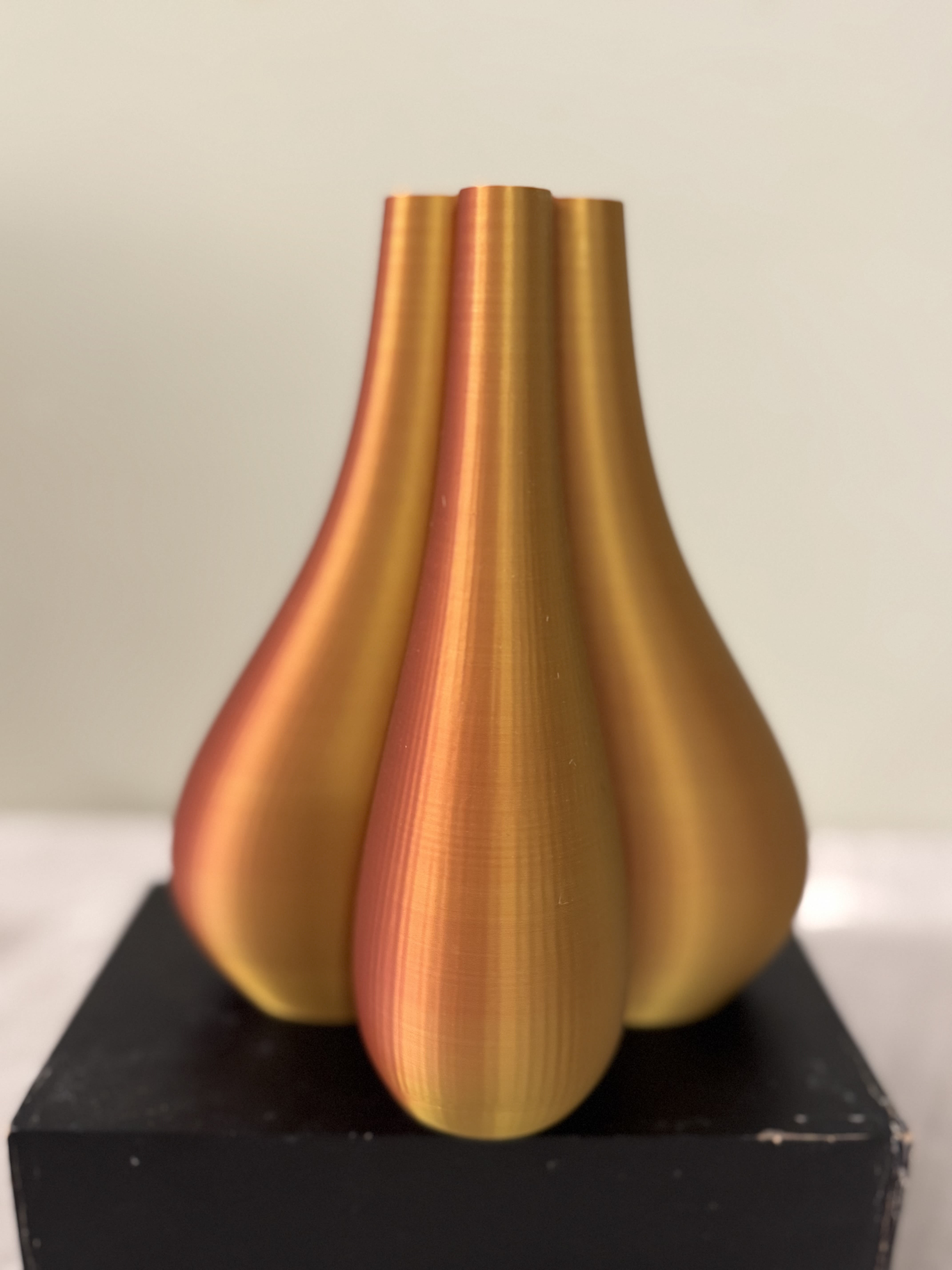 3D Color Changing Vase shorter size - This product is manufactured using 3D printing, an energy-efficient process that enables on demand production while significantly reducing waste compared to traditional manufacturing methods.  Made with a biodegradable polymer derived primarily from renewable resources such as corn, sugarcane, and beets.  These raw materials are fermented to produce lactic acid, which is then polymerized to form PLA.    -Vases are ideal for both fresh and dried flowers. -Not intended for food use.  -Not recommended for outdoor use in direct sunlight.   -Handle with care -100% waterproof.  ***This item will be shipped***