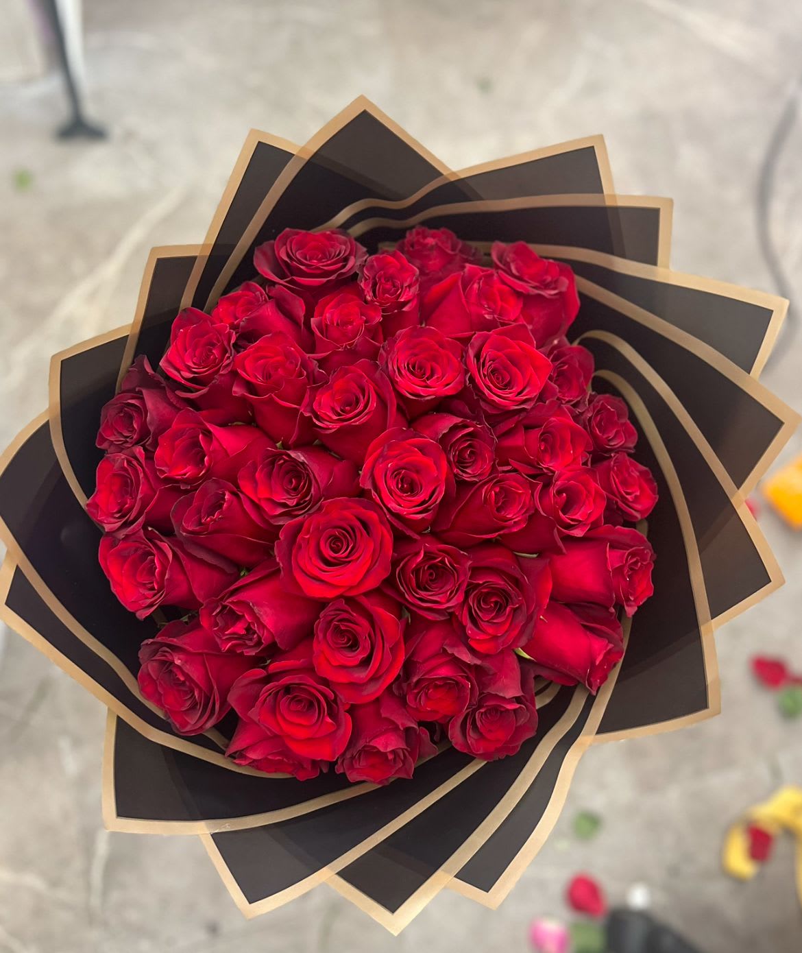 Ramo Buchón  - STANDARD: 50 Roses DELUXE: 100 Roses PREMIUM: 150 Roses    Let me know in the notes section if you would like different color on the roses . And also what color wrapping  paper you would like . If you also like a letter made with babies breath add it in the bottom section , where we have our cross sell items . And let us know what letter you would  like . The sample says letter B . We also need to know what message you want in the ribbon .    Introducing our new hand-tied bouquet collection, placed together with care and attention to detail. The color of the paper may vary depending on availability.   Fresh long stem  Roses from Ecuador  Water proof Paper  Ribbon  ***Not include vase*** 