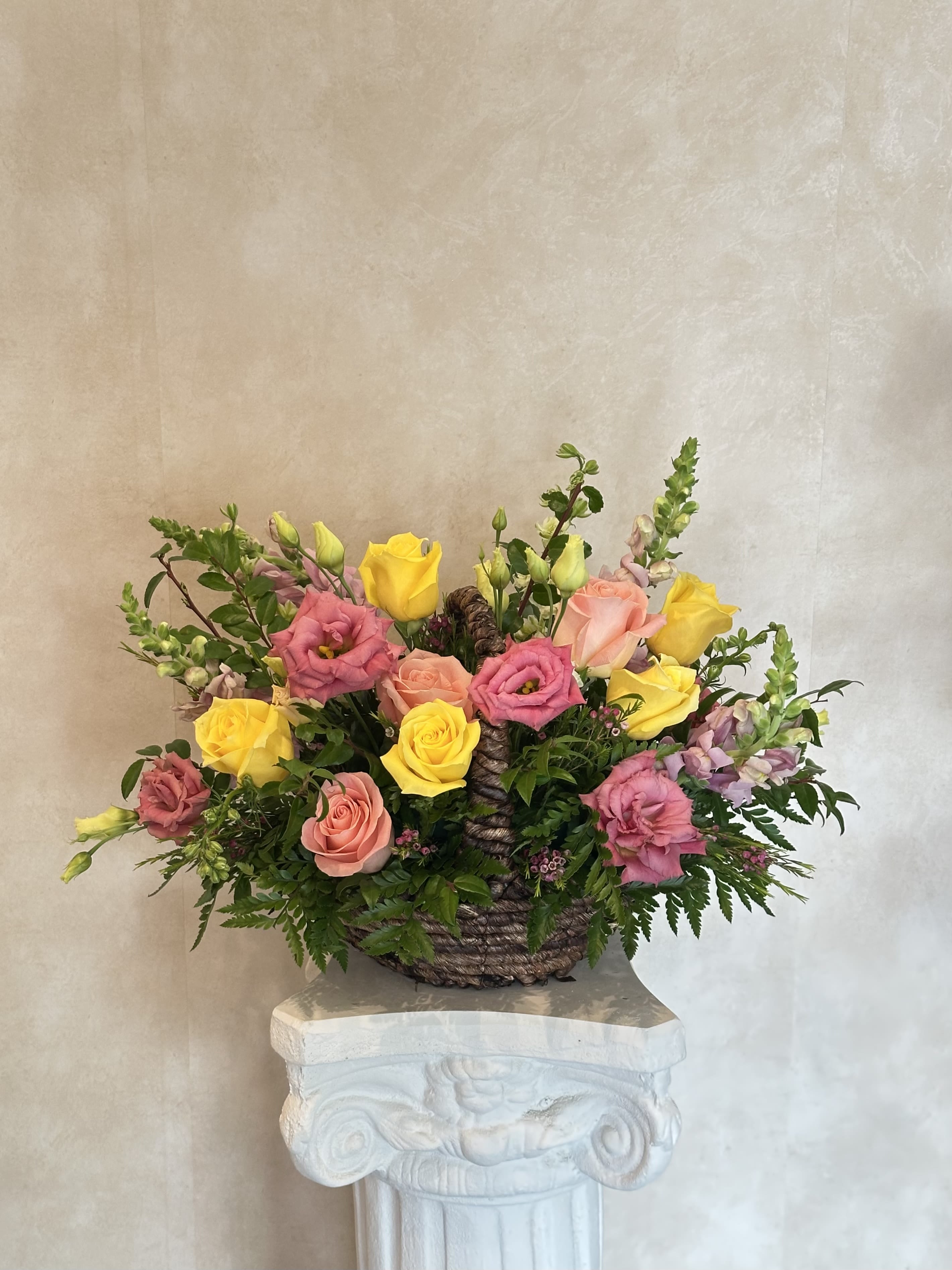 I Love You Mom Basket/ Te Amo Mamá   - Beautiful basket with Lisianthus, pink and yellow roses, snapdragon and wax…