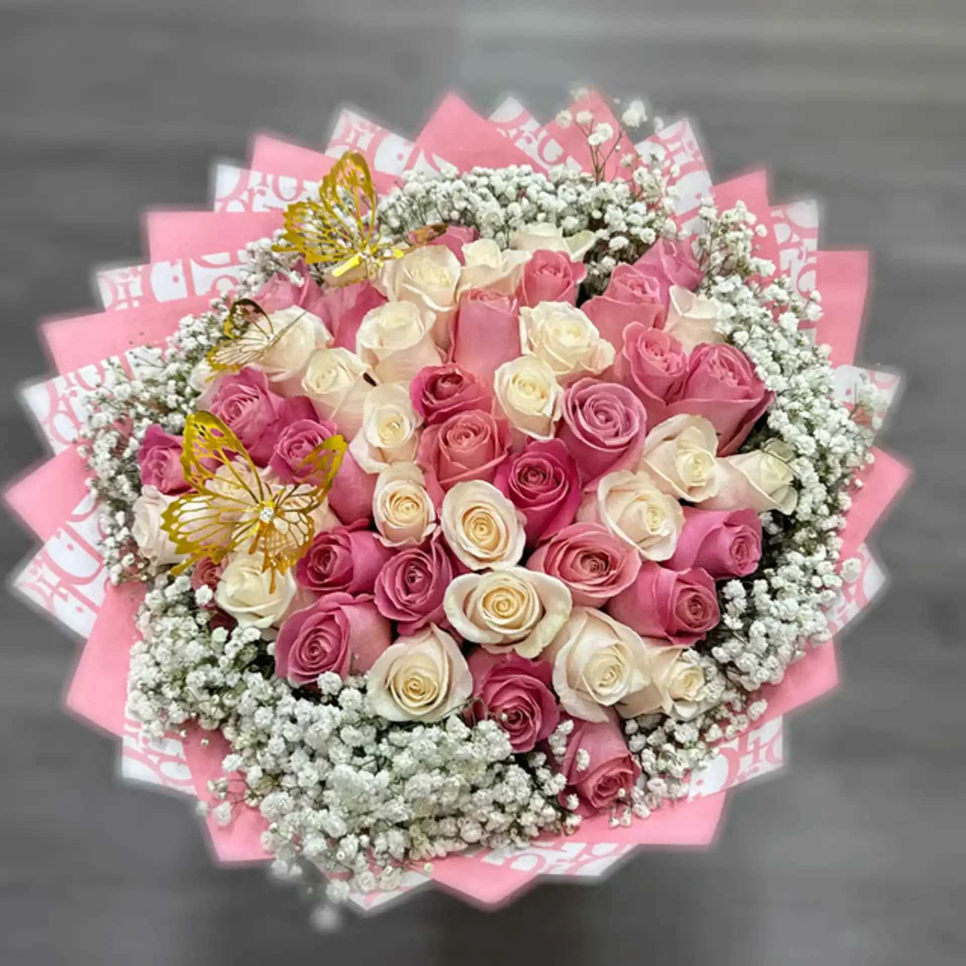 HERMOSA BIG - 25 HERMOSA ROSES 25 WHITE ROSES BABYBREATH PINK PAPER ( THE DESIGN OF PAPER WILL DIFFER DEPENDING ON SUPPLY)