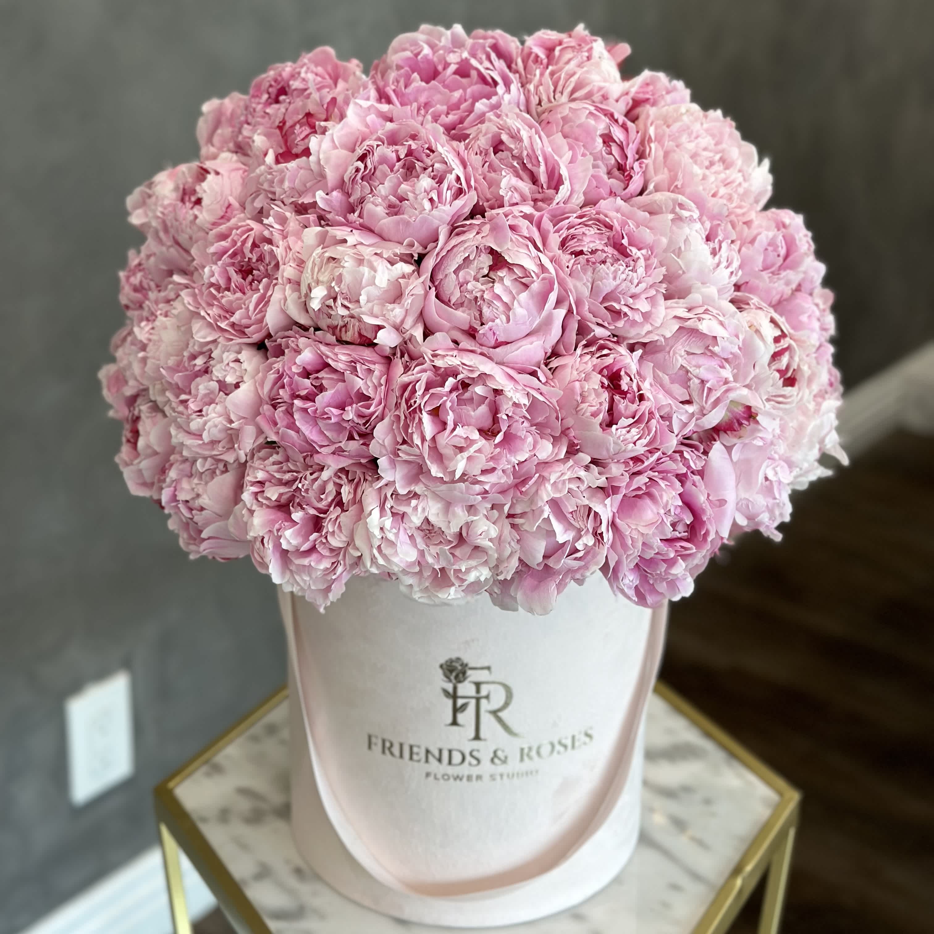 Pink peony bouquet in a white hatbox
