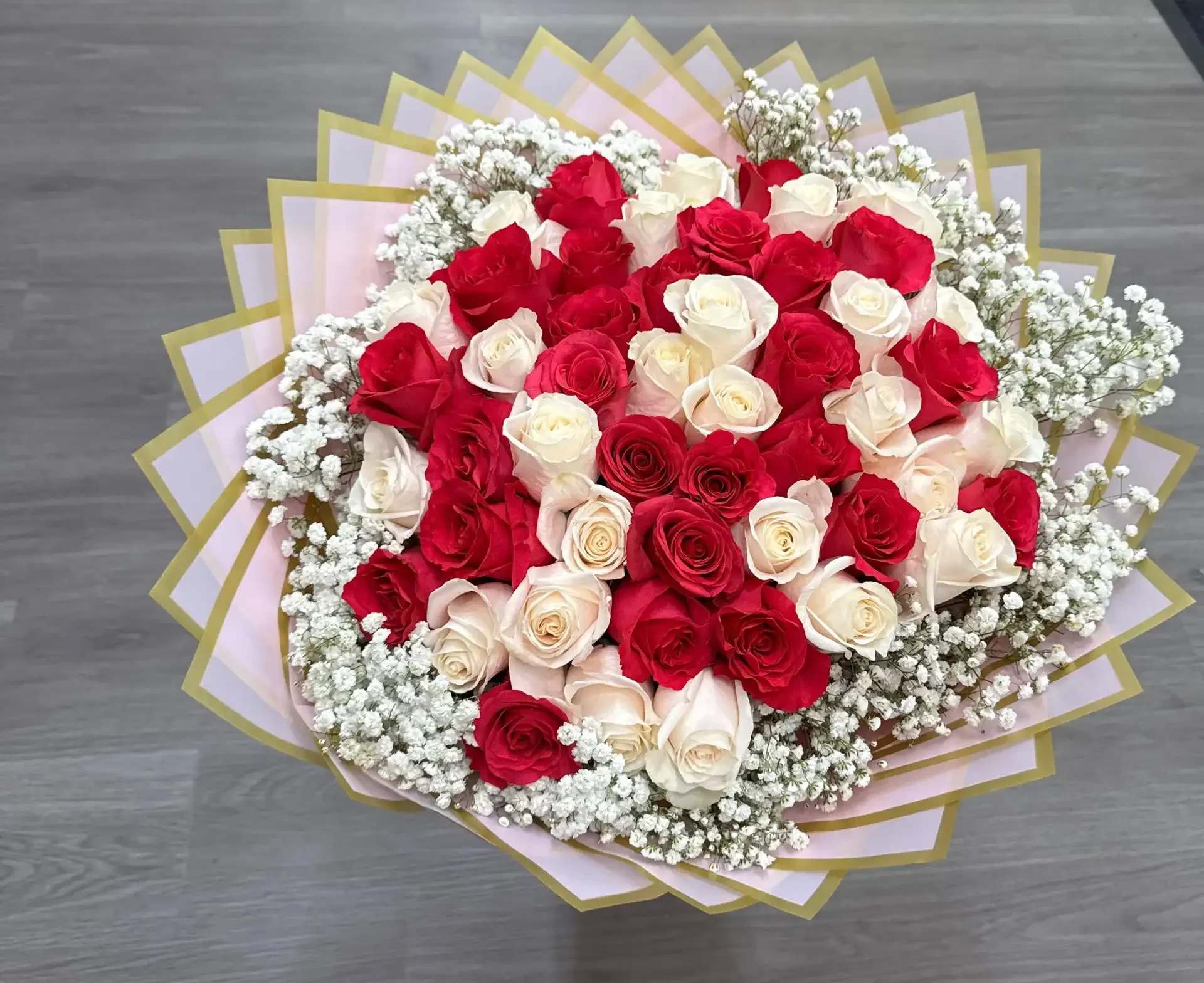 WHITE DELIGHT EXTREME - 25 HOT PINK ROSES 25 WHITE ROSES PINK PAPER ( THE DESIGN OF PAPER DEPENDING ON SUPPLY)