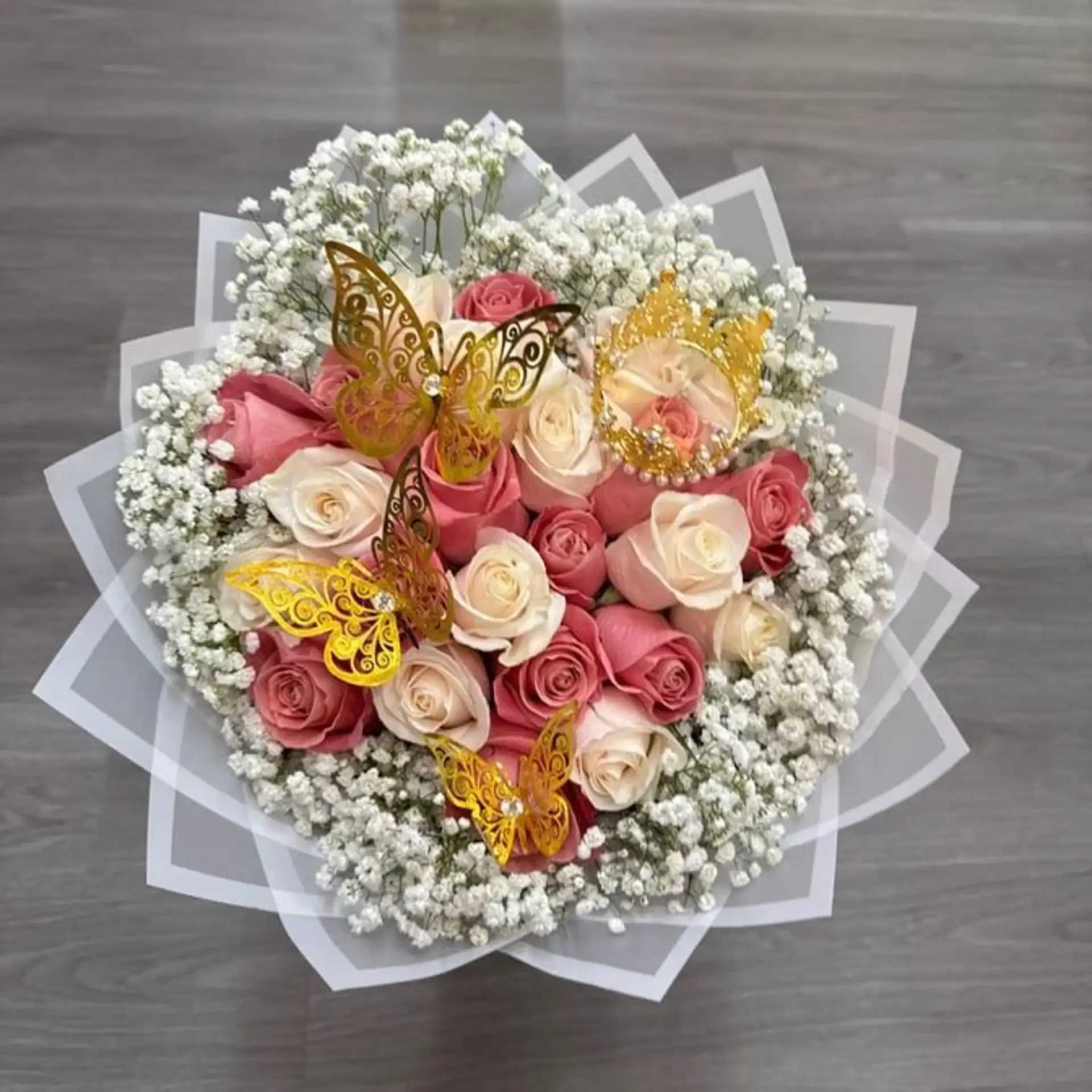 WHITE PINK SURPRISE - 25 PINK AND WHITE ROSES BABYBREATH  WHITE PAPER ( THE DESIGN WILL VARY DEPENDING ON SUPPLY) GOLDEN CROWN 3 GOLDEN BUTTERFLIES