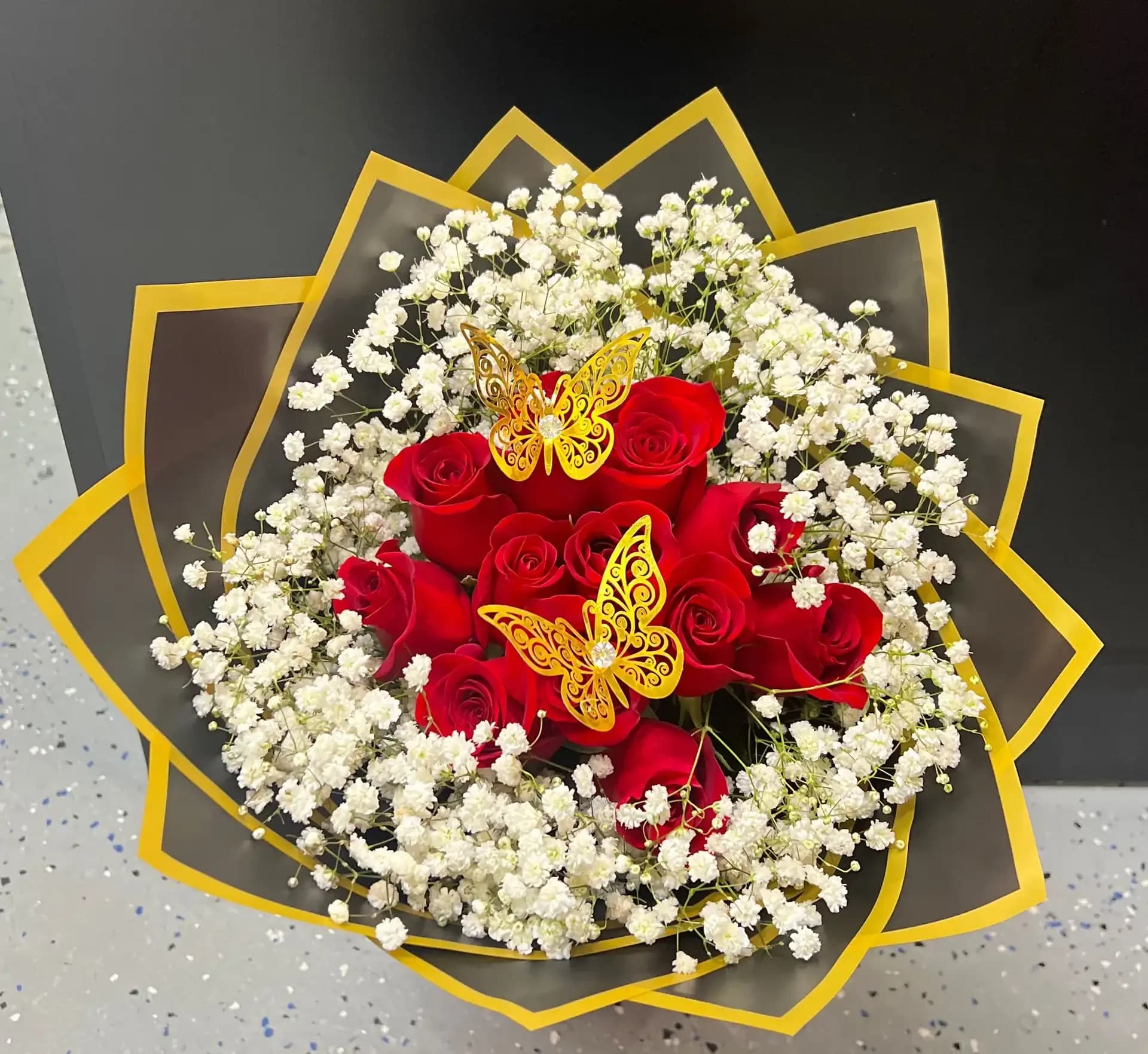 MINI BUCHON RED - 12 RED ROSES BABYBREATH BLACK PAPER (THE PAPER DESIGN WILL VARY) TWO GOLDEN BUTTERFLIES