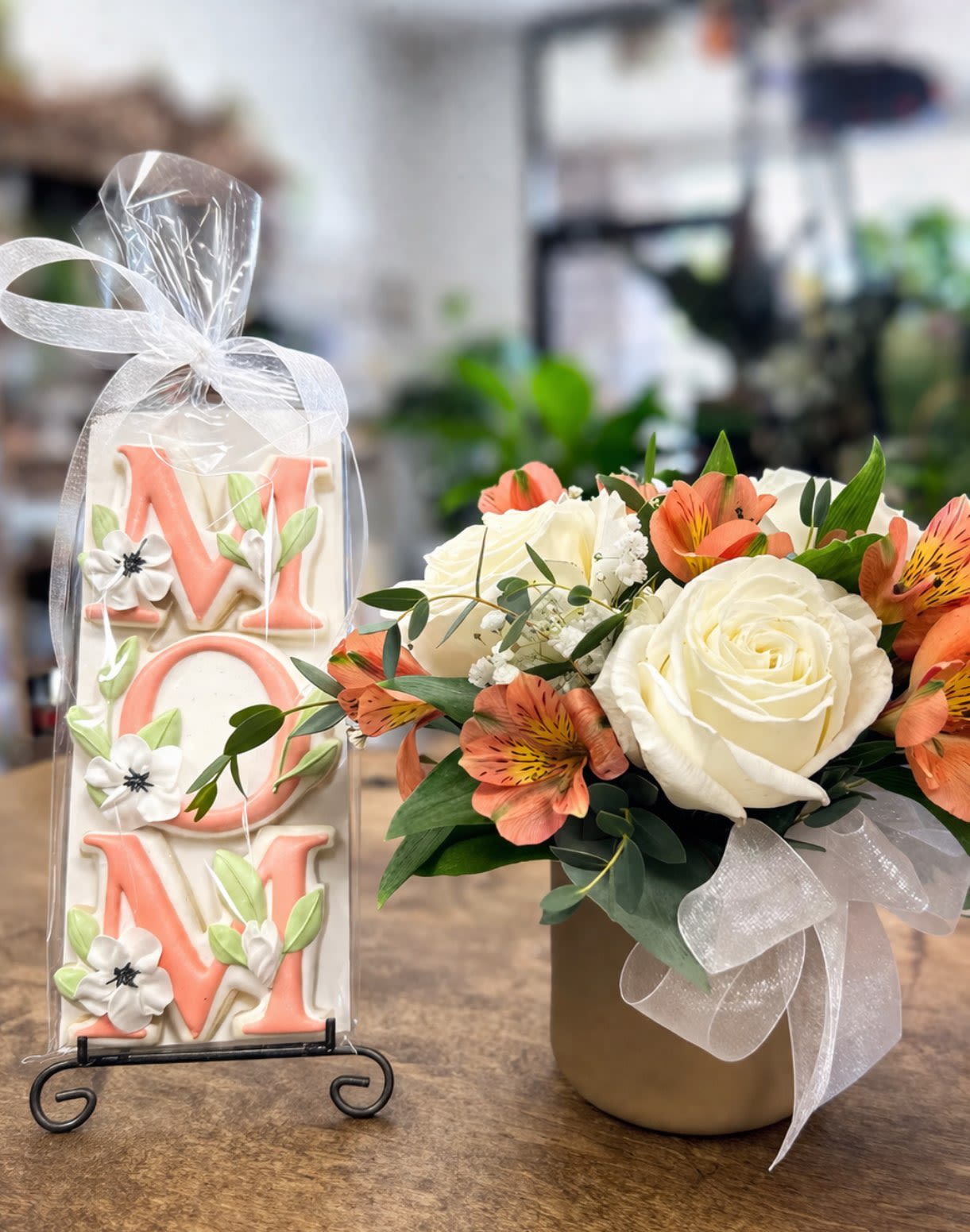 MOM's Sweet Bloom Set - A delicious sugar cookie set, paired with a sweet arrangement of blooms to enhance your MOM’s bouquet with a charming and memorable finish. Cookies created locally by The Bakers Daughter Cookie Co., Folsom, CA