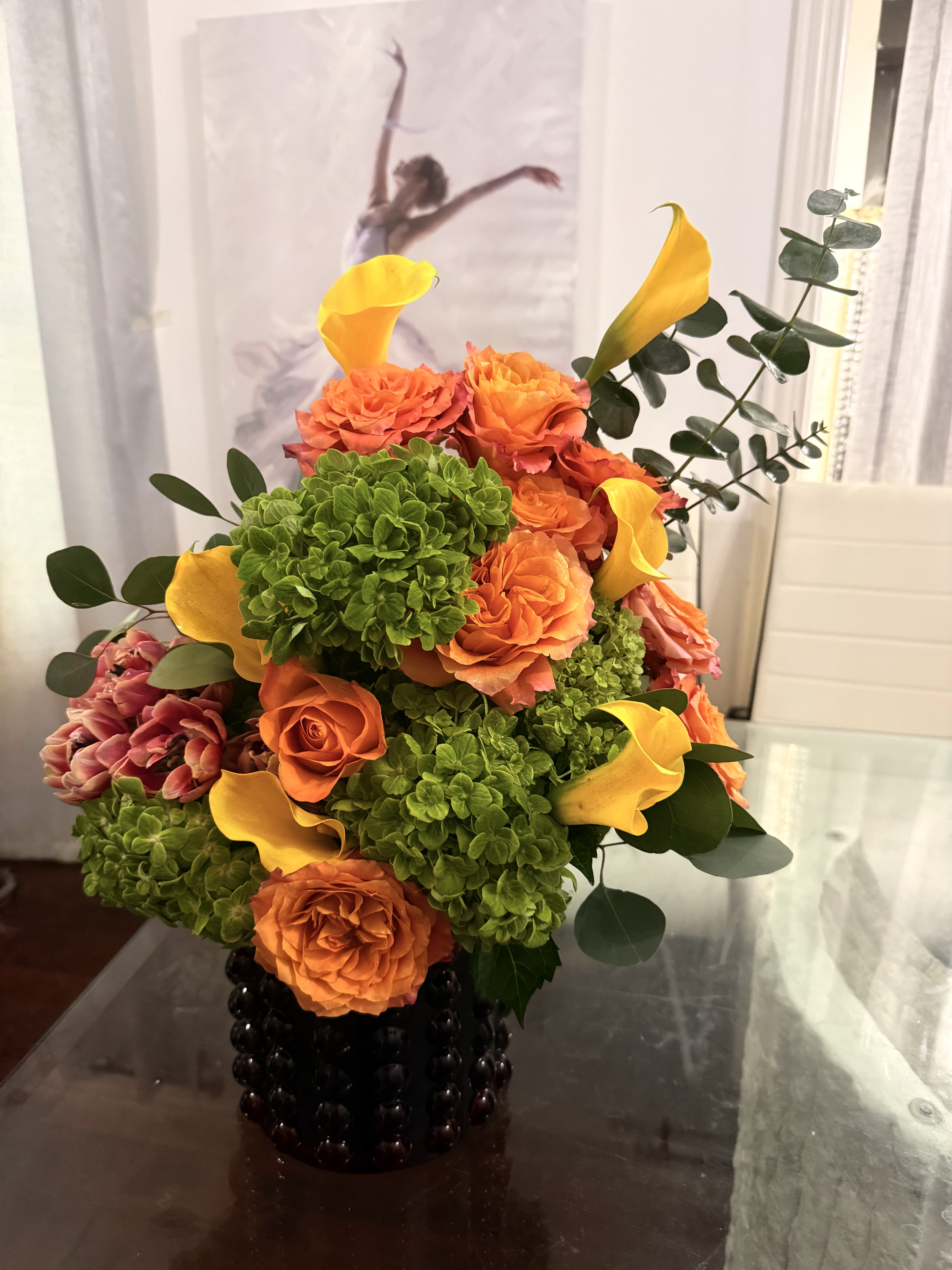 Golden Pulse - Luxury floral comosition designed to radiate warmth, vitaliy, and refined optimism. Perfect for: upscale interiors, meaningful gifting, statement decor in home, and perfect for any ocation. This is not just a bouquet-it’s a living accent piece. A luminous harmony of golden calla lilies, sun-kissed roses, and vibrant green hydrangea, carefully comosed to evoke the feeling of sunlight captured in bloom. The arrangement balances: warmth- energy, passion, life. Freshness- renewal, calm, stability. Elegance- minimalism, luxury, sophistication.