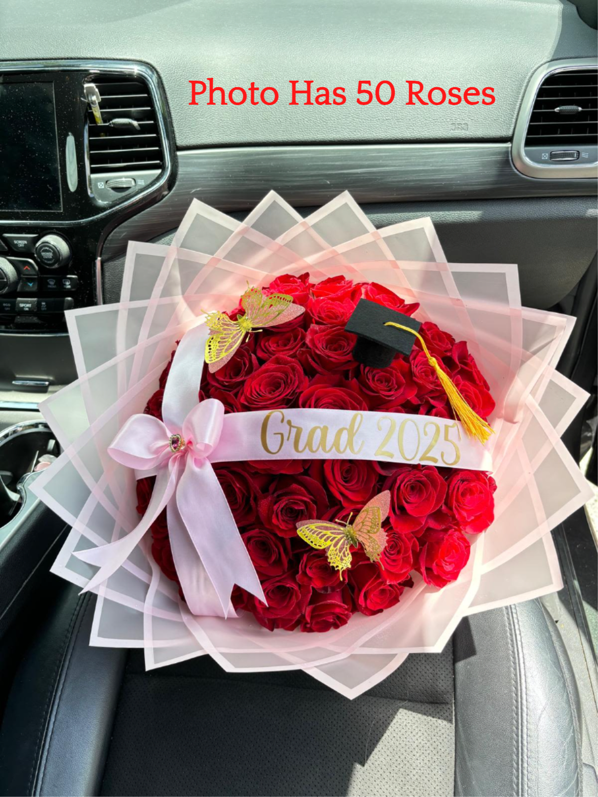 Graduation Bouquet 2026 (Pink Edition) / Ramo de Graduación 2026 (Edición Rosada) - Graduation Bouquet 2025 (Pink Edition) / Ramo de Graduación 2025 (Edición Rosada)  A luxurious bouquet designed to celebrate one of life’s proudest moments. Our Graduation Bouquet 2025 (Pink Edition) features radiant red roses, delicate gold butterflies, and a mini graduation cap, beautifully wrapped in soft pink layers with a custom “Grad 2025” ribbon. A perfect mix of elegance and celebration to honor a special graduate.  Un lujoso ramo creado para celebrar uno de los logros más importantes. Nuestro Ramo de Graduación 2025 (Edición Rosada) combina rosas rojas vibrantes, mariposas doradas y un pequeño birrete, envuelto en delicadas capas rosadas con cinta personalizada “Grad 2025”. Una mezcla perfecta de elegancia y alegría para homenajear al graduado o graduada.  Perfect for / Perfecto para: Graduation gifts and milestone celebrations. Includes / Incluye: Fresh red roses, pink wrap, butterflies, ribbon, and mini cap. Note / Nota: Custom text available upon request.
