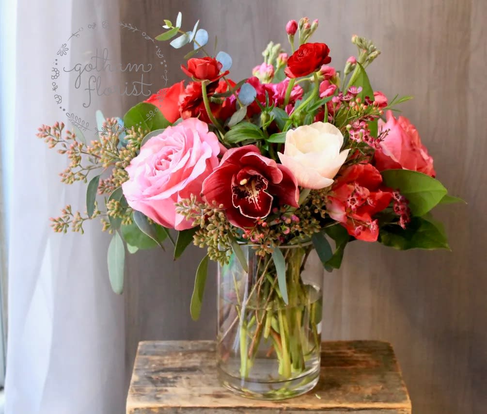 Bouquet of pink and red flowers in a clear glass vase