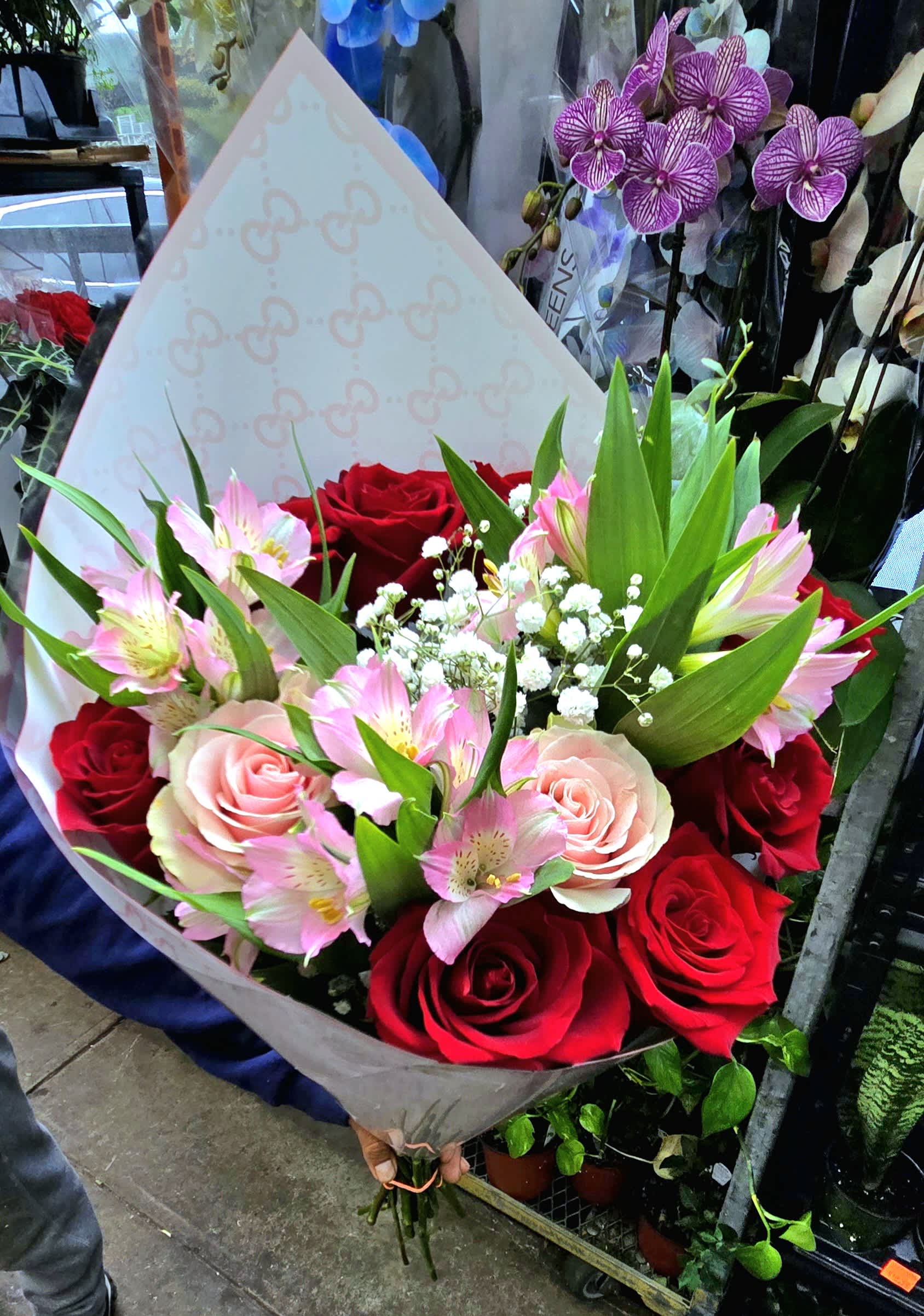 Bouquet of red and pink roses with pink alstroemeria