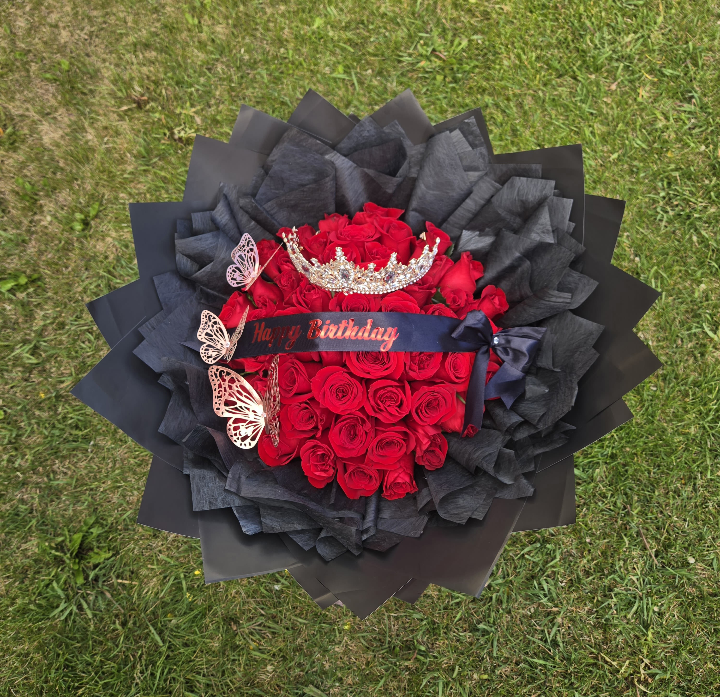 La reina negra - Ramo moderno con 50 rosas y una delicada capa de papel de seda que le dan un toque espectacular..
