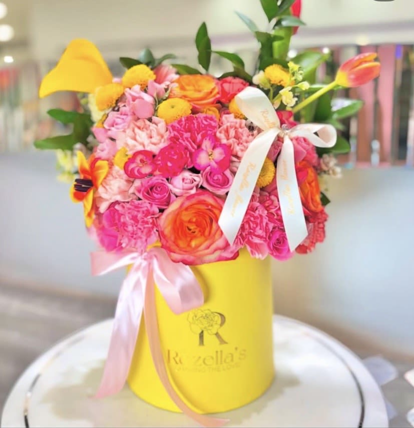 Mixed Flower Blooming Box - Mix of pastel and bright colors in one of our small "Rozella's" boxes. Box color may vary. 