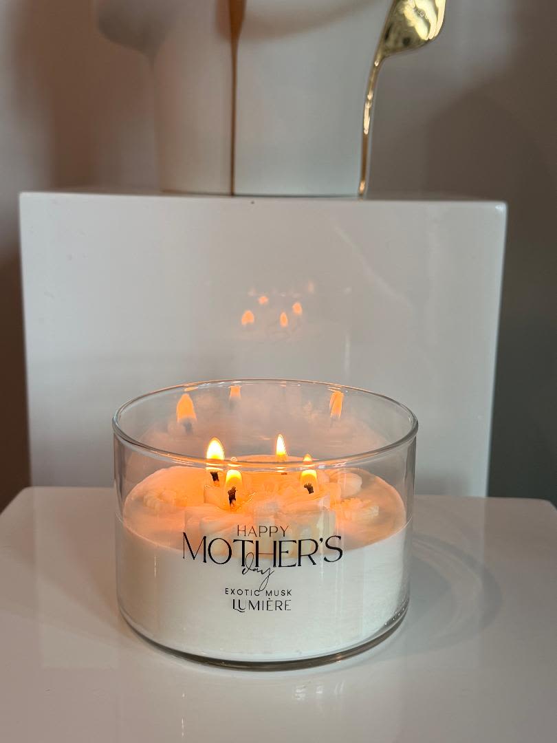Daisy Bloom - Invite warmth and tenderness into every room with the Daisy Bloom — a 24 oz hand-poured luxury soy candle lovingly crafted to celebrate the woman who deserves nothing but the finest. Inside, a 100% pure soy wax base  completely paraffin-free and non-toxic