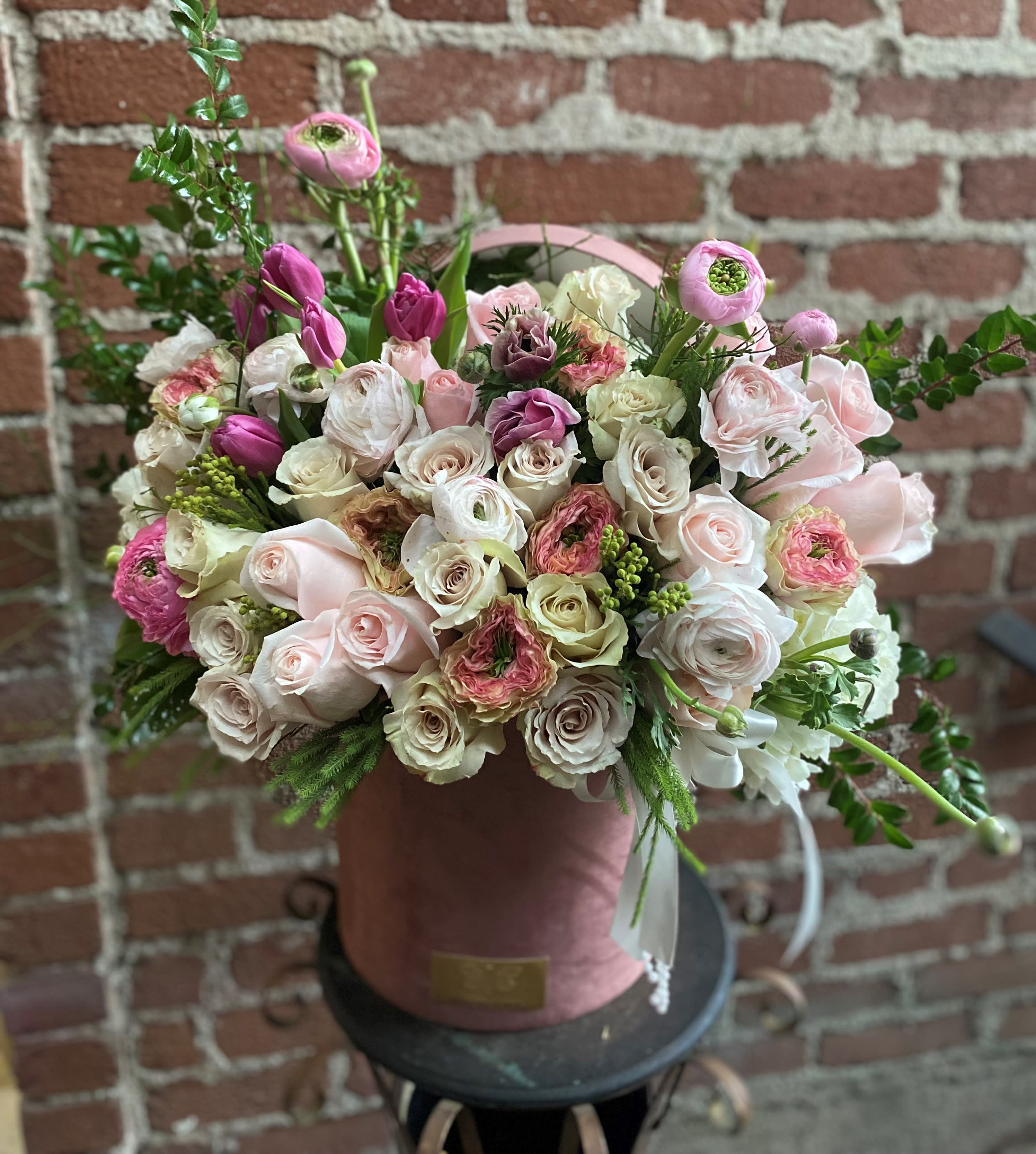 Pink and white rose bouquet in a pink hatbox