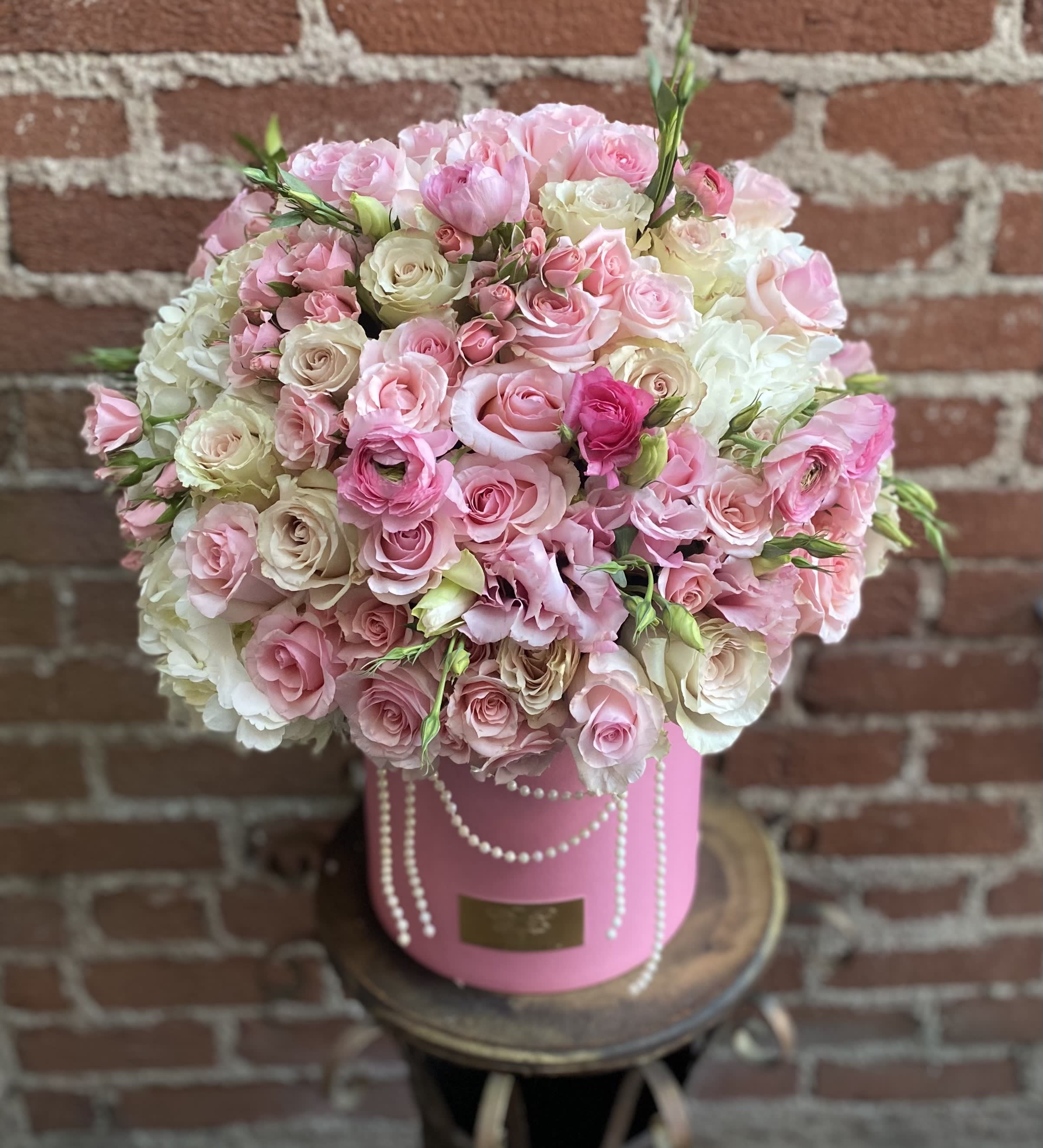 Pink and white rose bouquet in a pink hatbox