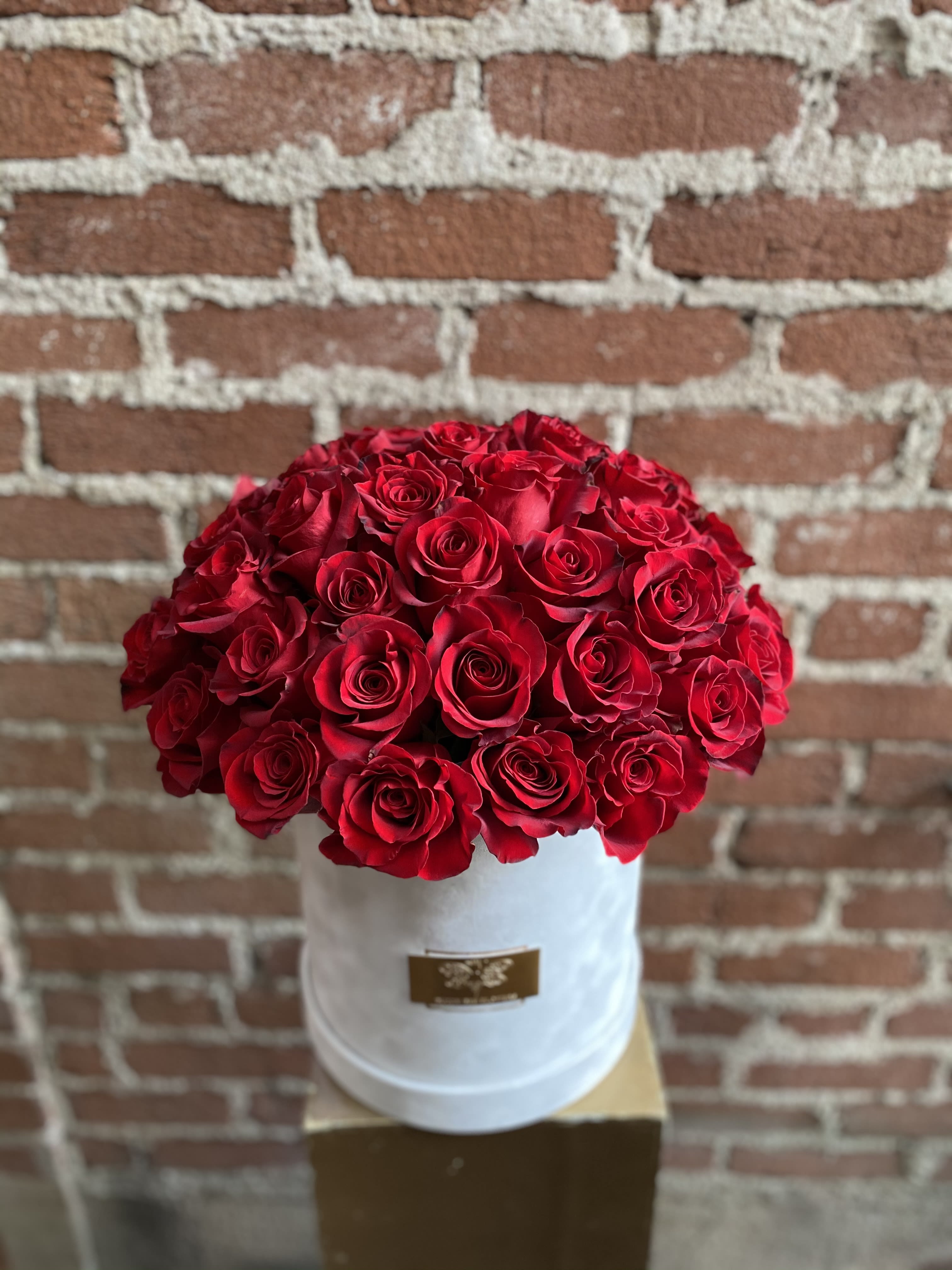 Red rose bouquet in a white hat box