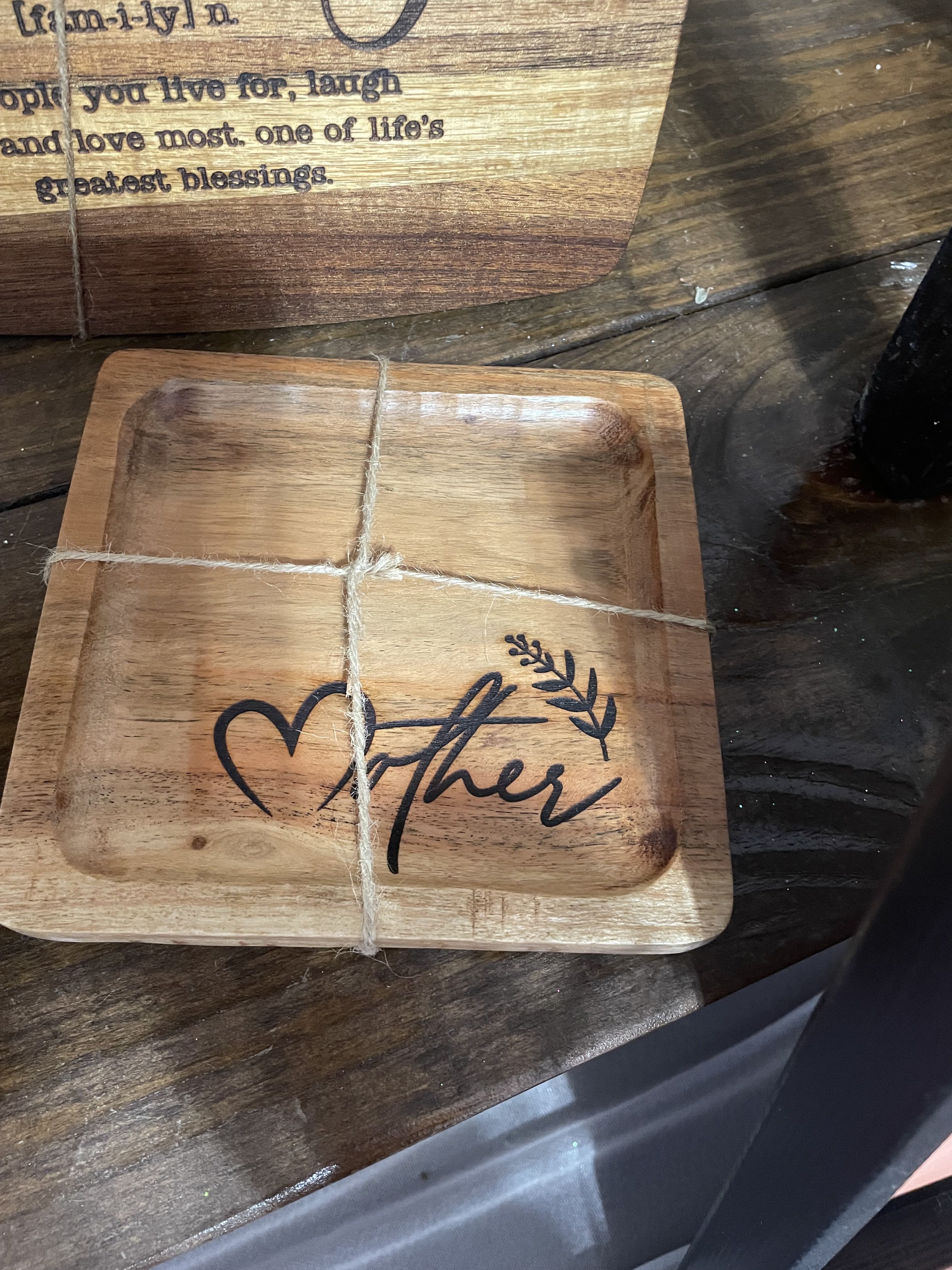 Mother Wood Tray - Details Figurine stone with engraved Message of Memory of Mom Made of resin and sculpted. 