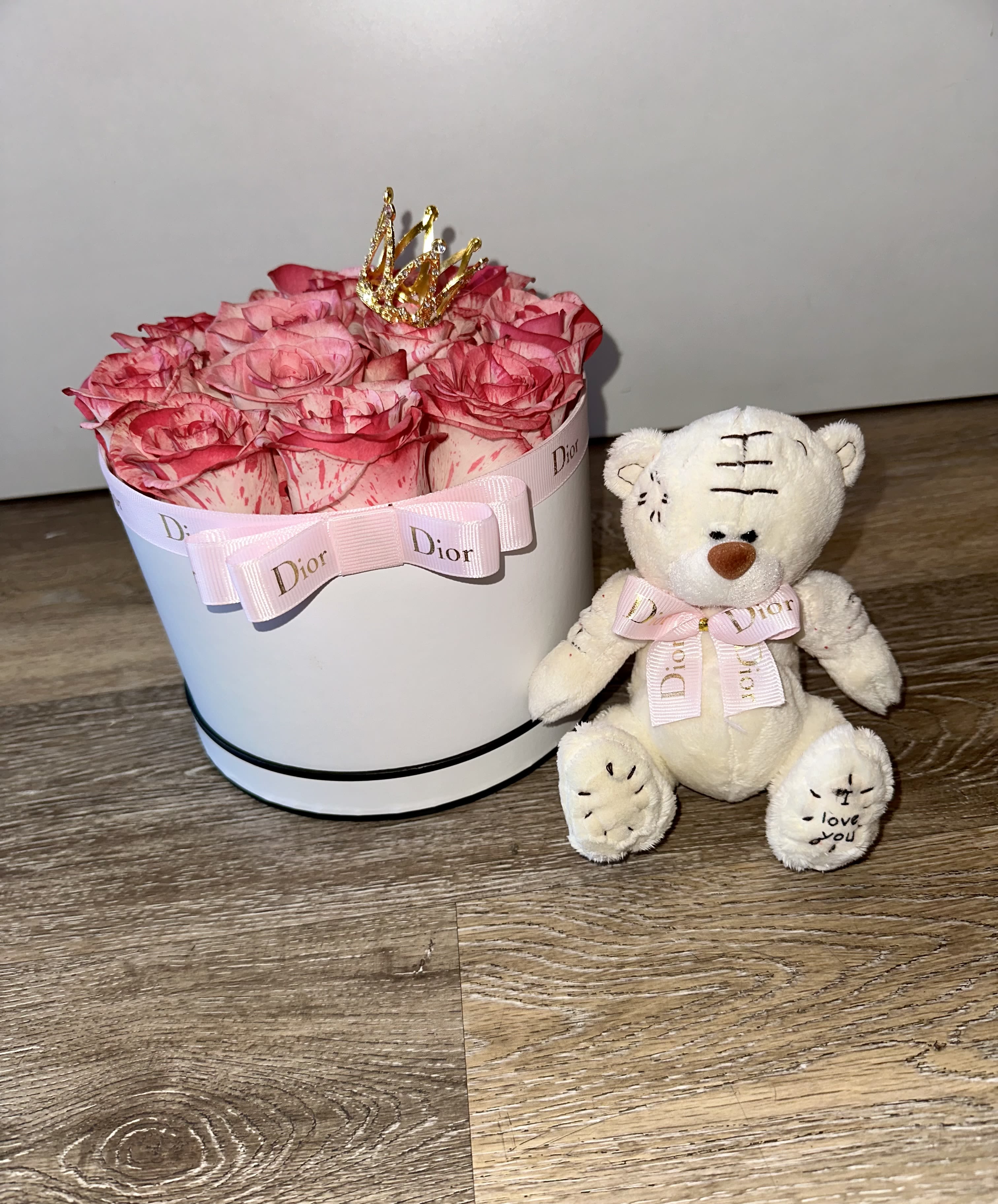 Beautiful duo (Dior): a box with two-tone roses, a metallic crown, a pink Dior ribbon and bow, and a Dior teddy bear with a bow.  - Beautiful duo (Dior): a box with two-tone roses, a metallic crown, a pink Dior ribbon and bow, and a Dior teddy bear with a bow.  (Only 3 available) YOU CAN NOW MAKE YOUR RESERVATION FOR MOTHER'S DAY