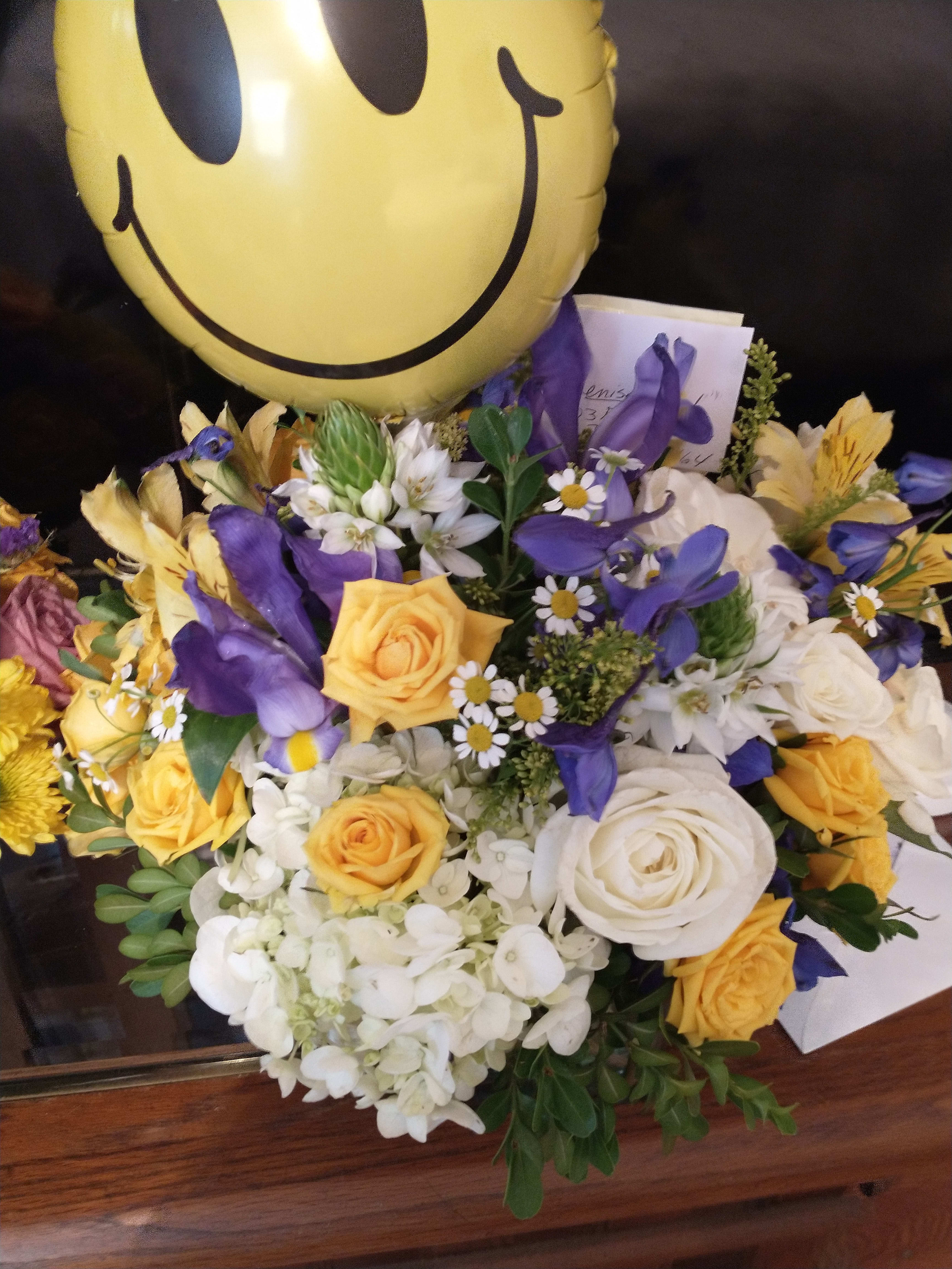 *Happy" - A happy cheerful bouquet for your loved one  to send happiness, hope and love for any occasion such as a birthday, get well or just because!(Includes Mr. Smiley mylar balloon).