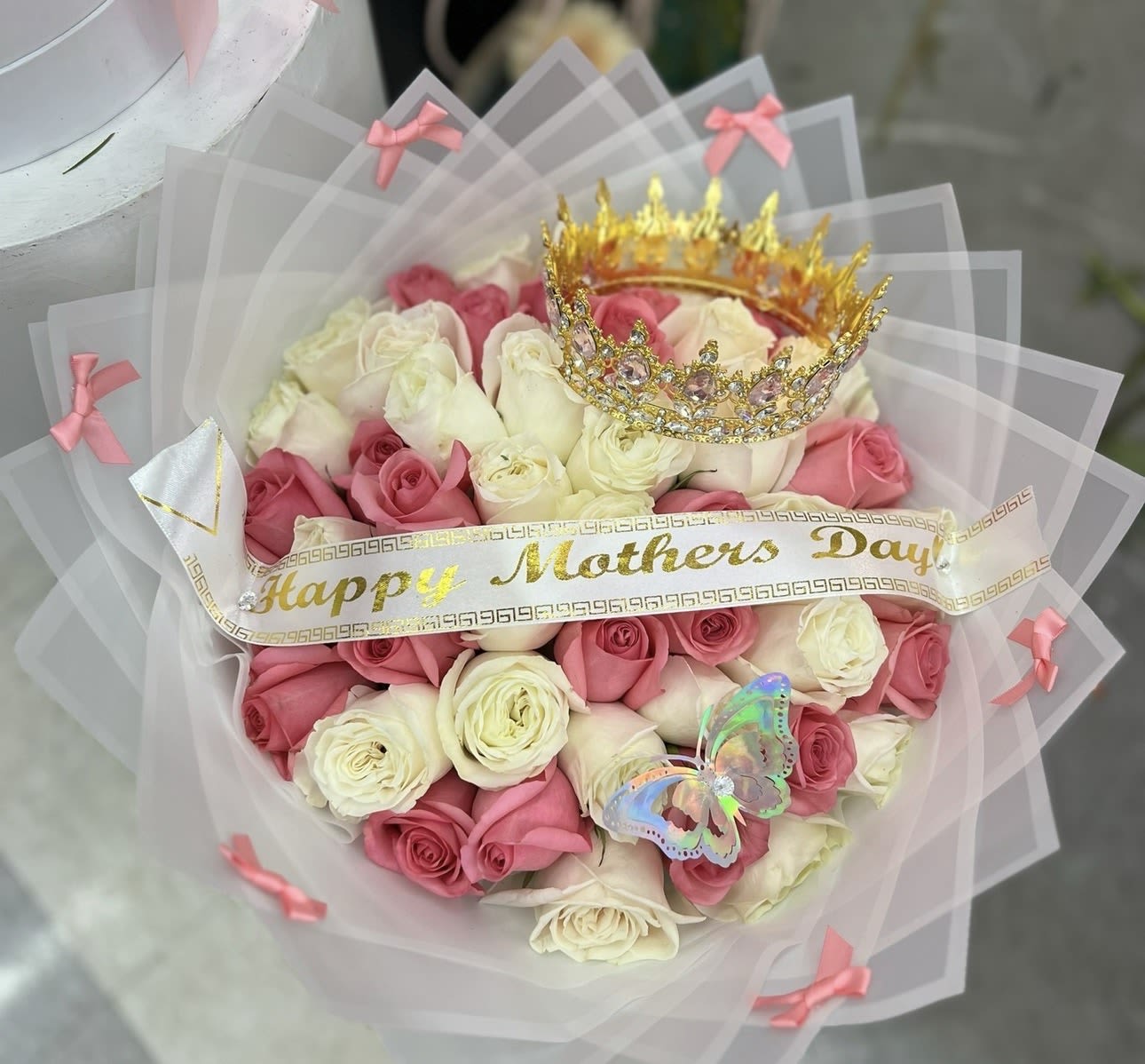 Sweet Queen Deluxe  - “Soft, elegant &amp; made for a Queen ”  50 roses in pink &amp; white for that perfect Mother’s Day surprise  Includes a luxury crown &amp; custom ribbon   Because mamá deserves something BEAUTIFUL    Brenda’s Beauty Flowers  323-420-9151  www.brendasbeautyflowers.com   Pickup &amp; delivery available  DoorDash &amp; Uber Eats for last minute orders  DM to order   #MothersDayFlowers #PinkRoses #LAFlorist #LuxuryBouquet #RosasParaMama