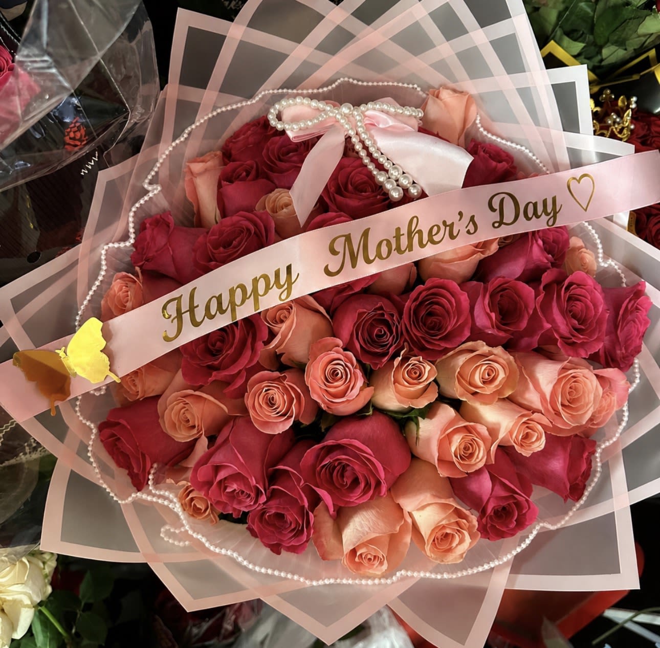 “Blush Pearl Love Bouquet” -  Blush Pearl Love Bouquet  50 rosas en tonos rosita claro y hot pink  with pearl details + custom ribbon  Standard size 50  roses  Deluxe 75 roses  Premium 100 roses   The perfect bouquet for mamá, your queen, or someone special    Soft, elegant, and full of love  Personalized ribbon available  Limited Mother’s Day availability  ‼️ IMPORTANT INFO Prices may increase as flower market changes Order before they sell out   Pickup or Uber Delivery available  50% deposit required (Zelle) or pay in full on website  www.brendasbeautyflowers.com  • Pickup or delivery   Brenda’s Beauty Flowers  323-420-9151