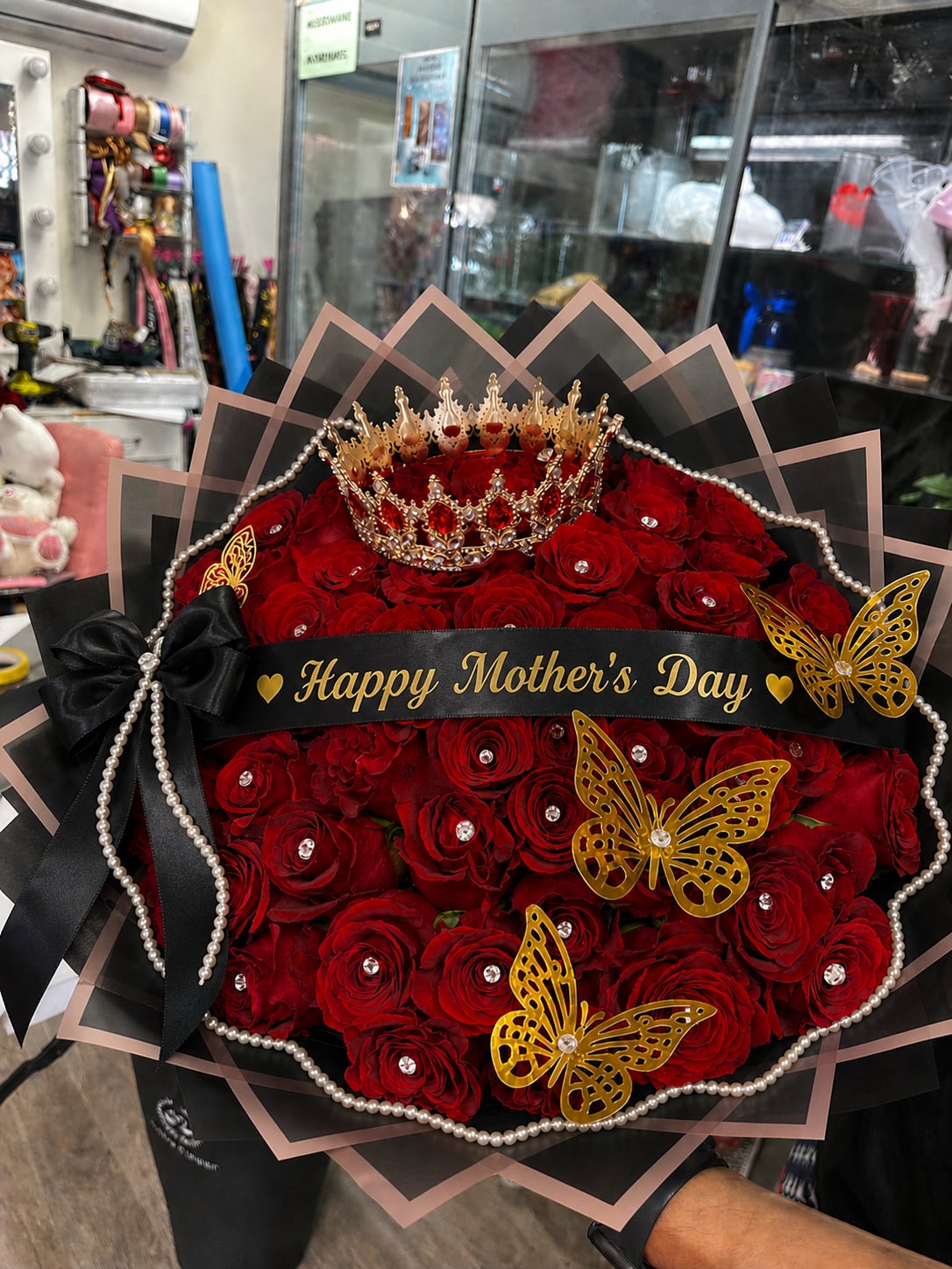  Luxury Crown Bouquet (60 red roses ) - 60 red roses topped with a royal crown, diamond pins &amp; gold butterflies   For the woman who deserves EVERYTHING… mamá, your queen, your whole world ️  ️ Bold. Elegant. Unforgettable.  Includes crown + luxury details  Custom ribbon available  ‼️ LIMITED for Mother’s Day — once they’re gone, they’re gone   Pickup or Uber Delivery available  50% deposit required (Zelle) or pay in full online  www.brendasbeautyflowers.com   Also available for last-minute orders on DoorDash &amp; Uber Eats (Brenda’s Beauty Flowers)  To order DM or TEXT: • Name • Bouquet + size • Ribbon message • Date/time • Pickup or delivery   Brenda’s Beauty Flowers 7414 S Central Ave, Los Angeles, CA 90001  323-420-9151
