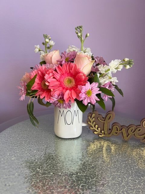 Love Mom - Beautiful arrangement, with pastel colors and fresh